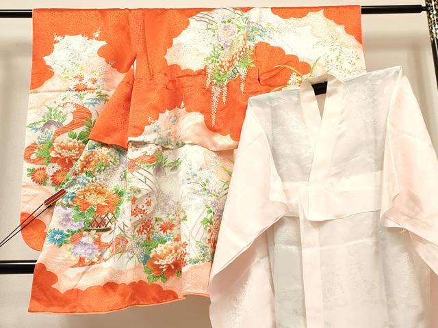 ■■■　サイズ　■■■ 【祝着】 身丈 92cm（肩から） 裄丈 50.5cm（肩上げ　4.5cm） 袖丈 75.5cm　縫込み 2cm 袖幅 33cm 前幅 18.5cm 後幅 26cm 着物縫いこみ 内揚げ 0cm （腰上げ　21cm） 裄 お袖側 約2.5cm　身頃側 約1.5cm 【長襦袢】 身丈 87cm（肩から） 裄丈 58cm（肩上げ　0cm） 袖丈 74.5cm　縫込み 1cm 袖幅 31.5cm 前幅 28cm 後幅 26cm 着物縫いこみ 内揚げ 0cm （腰上げ　9cm） 裄 お袖側 約1cm　身頃側 約0cm ■■■　商品詳細　■■■ 着物【化繊・重ね衿：取り外し可能】の 状態は接写画像のように重ね衿に薄い汚れがございますが その他表地は特に目立ったシミ汚れなどもなく大変良い状態です。 気にならない方であればそのままお召しになれるかと思います。 長襦袢【化繊】の 状態は特に目立ったシミ汚れなどもなく大変良い状態です。 お安く出品致しますので、是非この機会にいかがでしょうか？ ※ご自身で洗濯された場合の保証はできかねます。専門店にご相談ください。 ■■■　注意事項　■■■ ■モニター発色の具合により色合いが異なる場合がございます。 ■寸法は多少の誤差が生じる場合がございますのでご了承ください。 ■縫込みの長さが左右非対称の場合は短い部分を記載しております。 左右非対称であってもご返品・お値引き等の保証は出来かねますので、ご了承の上ご購入をお願い致します。 ■シミ等のチェックには注意を払っておりますが、見落としがある場合もございますし、個人の見解も様々ですので神経質な方のご購入はお控えください。 ■箪笥に入っておりました着物や帯なので畳みシワや匂いがあるものもございます。 ■お休みは基本的に土日祝となりますが、その他臨時でお休みする場合がございますのでご了承ください。 ■商品の発送は平日のみの発送となります。 ■夜間と土曜、日曜日はお問い合わせの回答が遅れる場合がございます。 ■当店では、お直し、紋入れ、お手入れ等は承っておりません。 ■生地の状態（ヤケ、経年劣化等）によってはサイズ直しが出来ない場合がございます。 その点もどうかご了承のうえ、ご購入をお願いいたします。 ■弊社で取り扱う商品は一点ものにつき、時期や在庫状況に応じて金額が変更となる場合がございます。 ■検針は行っておりません。予めご了承いただきますようお願いいたします。 ■【洗える着物】と記載のある商品におきましては、商品お届け後に洗濯を行ってしまってからのご返品にはご対応しかねます。 念の為、専門店でのお手入れをお願いいたします。 ■着物のサイズ目安は下記を参考ください↓ ＜女性着物＞　お端折り次第で＋5cm　−1cmが着用可能サイズ 　例）身丈170cmの場合、身長160cm〜175cm ＜男性着物＞　身丈＋約25cm〜27cm程が適応身長 　例）身丈155cmの場合、身長180〜182cm