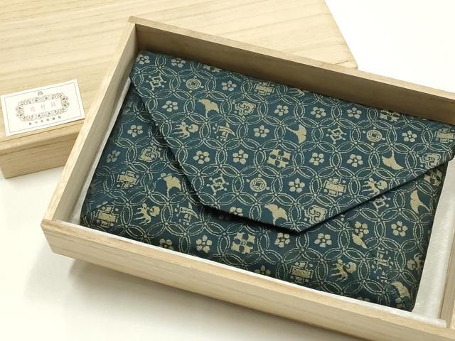 ■■■　サイズ　■■■ 横　　　23cm 縦　　　15cm 奥行き　1.5cm ■■■　商品詳細　■■■ 状態は特に目立ったシミ汚れなどもなく大変良い状態です。 伝統的な西陣にあって、常に斬新な発想と 革新的な技法の習得により新境地を切り開いてきた龍村美術織物。 古典的かつ独創的な見事な織りの世界が帯の上にいかんなく表現されました。 初代龍村平藏が残した技法は現代へ余すことなく受け継がれ、 様々な製品を形づくる要素として今なお息づいています。 大変上質な逸品になります。 お安く出品致しますので、是非この機会にいかがでしょうか？ ■■■　注意事項　■■■ ■モニター発色の具合により色合いが異なる場合がございます。 ■寸法は多少の誤差が生じる場合がございますのでご了承ください。 ■縫込みの長さが左右非対称の場合は短い部分を記載しております。 左右非対称であってもご返品・お値引き等の保証は出来かねますので、ご了承の上ご購入をお願い致します。 ■シミ等のチェックには注意を払っておりますが、見落としがある場合もございますし、個人の見解も様々ですので神経質な方のご購入はお控えください。 ■箪笥に入っておりました着物や帯なので畳みシワや匂いがあるものもございます。 ■お休みは基本的に土日祝となりますが、その他臨時でお休みする場合がございますのでご了承ください。 ■商品の発送は平日のみの発送となります。 ■夜間と土曜、日曜日はお問い合わせの回答が遅れる場合がございます。 ■当店では、お直し、紋入れ、お手入れ等は承っておりません。 ■生地の状態（ヤケ、経年劣化等）によってはサイズ直しが出来ない場合がございます。 その点もどうかご了承のうえ、ご購入をお願いいたします。 ■弊社で取り扱う商品は一点ものにつき、時期や在庫状況に応じて金額が変更となる場合がございます。 ■検針は行っておりません。予めご了承いただきますようお願いいたします。 ■【洗える着物】と記載のある商品におきましては、商品お届け後に洗濯を行ってしまってからのご返品にはご対応しかねます。 念の為、専門店でのお手入れをお願いいたします。 ■写真に写っている物が全てになります。それ以外の付属品はございませんのでご了承ください。 ■状態に関する写真につきましては、掲載可能な写真枚数に限りがあるため、各箇所につき1枚参考画像を掲載しております。 ■着物のサイズ目安は下記を参考ください↓ ＜女性着物＞　お端折り次第で＋5cm　−1cmが着用可能サイズ 　例）身丈170cmの場合、身長160cm〜175cm ＜男性着物＞　身丈＋約25cm〜27cm程が適応身長 　例）身丈155cmの場合、身長180〜182cm