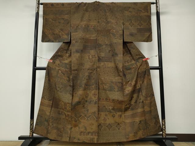 ■■■　サイズ　■■■ 身丈 158cm（肩から） 裄丈 62.5cm 袖丈 49cm　縫込み 4cm 袖幅 32cm 前幅 24.5cm 後幅 30cm 着物縫いこみ 内揚げ 0cm 裄 お袖側 約2cm　身頃側 約3cm ■■■　商品詳細　■■■ 【正絹・バチ衿】 状態は接写画像のように衿山・両袖口に薄い汚れがございますが その他特に目立ったシミ汚れなどもなく大変良い状態です。 大変上質な逸品になります。 お安く出品致しますので、是非この機会にいかがでしょうか？ ■■■　注意事項　■■■ ■モニター発色の具合により色合いが異なる場合がございます。 ■寸法は多少の誤差が生じる場合がございますのでご了承ください。 ■縫込みの長さが左右非対称の場合は短い部分を記載しております。 左右非対称であってもご返品・お値引き等の保証は出来かねますので、ご了承の上ご購入をお願い致します。 ■シミ等のチェックには注意を払っておりますが、見落としがある場合もございますし、個人の見解も様々ですので神経質な方のご購入はお控えください。 ■箪笥に入っておりました着物や帯なので畳みシワや匂いがあるものもございます。 ■お休みは基本的に土日祝となりますが、その他臨時でお休みする場合がございますのでご了承ください。 ■商品の発送は平日のみの発送となります。 ■夜間と土曜、日曜日はお問い合わせの回答が遅れる場合がございます。 ■当店では、お直し、紋入れ、お手入れ等は承っておりません。 ■生地の状態（ヤケ、経年劣化等）によってはサイズ直しが出来ない場合がございます。 その点もどうかご了承のうえ、ご購入をお願いいたします。 ■弊社で取り扱う商品は一点ものにつき、時期や在庫状況に応じて金額が変更となる場合がございます。 ■検針は行っておりません。予めご了承いただきますようお願いいたします。 ■【洗える着物】と記載のある商品におきましては、商品お届け後に洗濯を行ってしまってからのご返品にはご対応しかねます。 念の為、専門店でのお手入れをお願いいたします。 ■着物のサイズ目安は下記を参考ください↓ ＜女性着物＞　お端折り次第で＋5cm　−1cmが着用可能サイズ 　例）身丈170cmの場合、身長160cm〜175cm ＜男性着物＞　身丈＋約25cm〜27cm程が適応身長 　例）身丈155cmの場合、身長180〜182cm