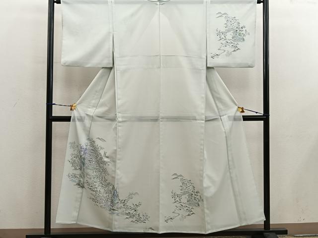 ■■■　サイズ　■■■ 身丈 151cm（肩から） 裄丈 63cm 袖丈 43.5cm　縫込み 2cm 袖幅 32.5cm 前幅 24.5cm 後幅 30.5cm 着物縫いこみ 内揚げ 5cm 裄 お袖側 約2cm　身頃側 約2cm ■■■　商品詳細　■■■ 【化繊】 状態は特に目立ったシミ汚れなどもなく大変良い状態です。 お安く出品致しますので、是非この機会にいかがでしょうか？※ご自身で洗濯された場合の保証はできかねます。 専門店にご相談ください。 ■■■　注意事項　■■■ ■モニター発色の具合により色合いが異なる場合がございます。 ■寸法は多少の誤差が生じる場合がございますのでご了承ください。 ■縫込みの長さが左右非対称の場合は短い部分を記載しております。 左右非対称であってもご返品・お値引き等の保証は出来かねますので、ご了承の上ご購入をお願い致します。 ■シミ等のチェックには注意を払っておりますが、見落としがある場合もございますし、個人の見解も様々ですので神経質な方のご購入はお控えください。 ■箪笥に入っておりました着物や帯なので畳みシワや匂いがあるものもございます。 ■お休みは基本的に土日祝となりますが、その他臨時でお休みする場合がございますのでご了承ください。 ■商品の発送は平日のみの発送となります。 ■夜間と土曜、日曜日はお問い合わせの回答が遅れる場合がございます。 ■当店では、お直し、紋入れ、お手入れ等は承っておりません。 ■生地の状態（ヤケ、経年劣化等）によってはサイズ直しが出来ない場合がございます。 その点もどうかご了承のうえ、ご購入をお願いいたします。 ■弊社で取り扱う商品は一点ものにつき、時期や在庫状況に応じて金額が変更となる場合がございます。 ■検針は行っておりません。予めご了承いただきますようお願いいたします。 ■【洗える着物】と記載のある商品におきましては、商品お届け後に洗濯を行ってしまってからのご返品にはご対応しかねます。 念の為、専門店でのお手入れをお願いいたします。 ■写真に写っている物が全てになります。それ以外の付属品はございませんのでご了承ください。 ■状態に関する写真につきましては、掲載可能な写真枚数に限りがあるため、各箇所につき1枚参考画像を掲載しております。 ■着物のサイズ目安は下記を参考ください↓ ＜女性着物＞　お端折り次第で＋5cm　−1cmが着用可能サイズ 　例）身丈170cmの場合、身長160cm〜175cm ＜男性着物＞　身丈＋約25cm〜27cm程が適応身長 　例）身丈155cmの場合、身長180〜182cm