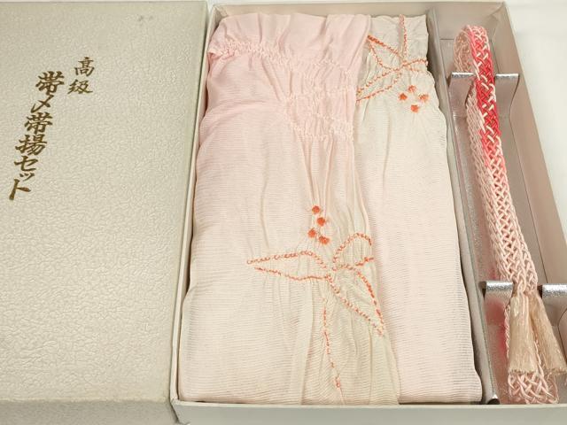 ■■■　商品詳細　■■■ 【サイズ】 長さ　154cm程（房含む） 【未使用】 状態は特に目立ったシミ汚れなどもなく大変良い状態です。 大変上質な逸品になります。 お安く出品致しますので、是非この機会にいかがでしょうか？ ■■■　注意事項　■■■ ■モニター発色の具合により色合いが異なる場合がございます。 ■寸法は多少の誤差が生じる場合がございますのでご了承ください。 ■縫込みの長さが左右非対称の場合は短い部分を記載しております。 左右非対称であってもご返品・お値引き等の保証は出来かねますので、ご了承の上ご購入をお願い致します。 ■シミ等のチェックには注意を払っておりますが、見落としがある場合もございますし、個人の見解も様々ですので神経質な方のご購入はお控えください。 ■箪笥に入っておりました着物や帯なので畳みシワや匂いがあるものもございます。 ■お休みは基本的に土日祝となりますが、その他臨時でお休みする場合がございますのでご了承ください。 ■商品の発送は平日のみの発送となります。 ■夜間と土曜、日曜日はお問い合わせの回答が遅れる場合がございます。 ■当店では、お直し、紋入れ、お手入れ等は承っておりません。 ■生地の状態（ヤケ、経年劣化等）によってはサイズ直しが出来ない場合がございます。 その点もどうかご了承のうえ、ご購入をお願いいたします。 ■弊社で取り扱う商品は一点ものにつき、時期や在庫状況に応じて金額が変更となる場合がございます。 ■検針は行っておりません。予めご了承いただきますようお願いいたします。 ■【洗える着物】と記載のある商品におきましては、商品お届け後に洗濯を行ってしまってからのご返品にはご対応しかねます。 念の為、専門店でのお手入れをお願いいたします。 ■着物のサイズ目安は下記を参考ください↓ ＜女性着物＞　お端折り次第で＋5cm　−1cmが着用可能サイズ 　例）身丈170cmの場合、身長160cm〜175cm ＜男性着物＞　身丈＋約25cm〜27cm程が適応身長 　例）身丈155cmの場合、身長180〜182cm