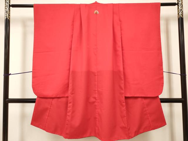 ■■■　サイズ　■■■ 【祝着】 身丈 106.5cm（肩から） 裄丈 51cm（肩上げ　4cm） 袖丈 76cm　縫込み 3cm 袖幅 33.5cm 前幅 20cm 後幅 27cm 着物縫いこみ 内揚げ 0cm （腰上げ　0cm） 裄 お袖側 約2.5cm　身頃側 約1.5cm ■■■　商品詳細　■■■ 【化繊・洒落一つ紋・重ね衿：取り外し可能】 状態は接写画像のように 衿・両袖前後・上前・後身頃に薄い汚れがございますが その他特に目立ったシミ汚れなどもなく大変良い状態です。 お安く出品致しますので、是非この機会にいかがでしょうか？ ※ご自身で洗濯された場合の保証はできかねます。専門店にご相談ください。 ■■■　注意事項　■■■ ■モニター発色の具合により色合いが異なる場合がございます。 ■寸法は多少の誤差が生じる場合がございますのでご了承ください。 ■縫込みの長さが左右非対称の場合は短い部分を記載しております。 左右非対称であってもご返品・お値引き等の保証は出来かねますので、ご了承の上ご購入をお願い致します。 ■シミ等のチェックには注意を払っておりますが、見落としがある場合もございますし、個人の見解も様々ですので神経質な方のご購入はお控えください。 ■箪笥に入っておりました着物や帯なので畳みシワや匂いがあるものもございます。 ■お休みは基本的に土日祝となりますが、その他臨時でお休みする場合がございますのでご了承ください。 ■商品の発送は平日のみの発送となります。 ■夜間と土曜、日曜日はお問い合わせの回答が遅れる場合がございます。 ■当店では、お直し、紋入れ、お手入れ等は承っておりません。 ■生地の状態（ヤケ、経年劣化等）によってはサイズ直しが出来ない場合がございます。 その点もどうかご了承のうえ、ご購入をお願いいたします。 ■弊社で取り扱う商品は一点ものにつき、時期や在庫状況に応じて金額が変更となる場合がございます。 ■検針は行っておりません。予めご了承いただきますようお願いいたします。 ■【洗える着物】と記載のある商品におきましては、商品お届け後に洗濯を行ってしまってからのご返品にはご対応しかねます。 念の為、専門店でのお手入れをお願いいたします。 ■写真に写っている物が全てになります。それ以外の付属品はございませんのでご了承ください。 ■状態に関する写真につきましては、掲載可能な写真枚数に限りがあるため、各箇所につき1枚参考画像を掲載しております。 ■着物のサイズ目安は下記を参考ください↓ ＜女性着物＞　お端折り次第で＋5cm　−1cmが着用可能サイズ 　例）身丈170cmの場合、身長160cm〜175cm ＜男性着物＞　身丈＋約25cm〜27cm程が適応身長 　例）身丈155cmの場合、身長180〜182cm