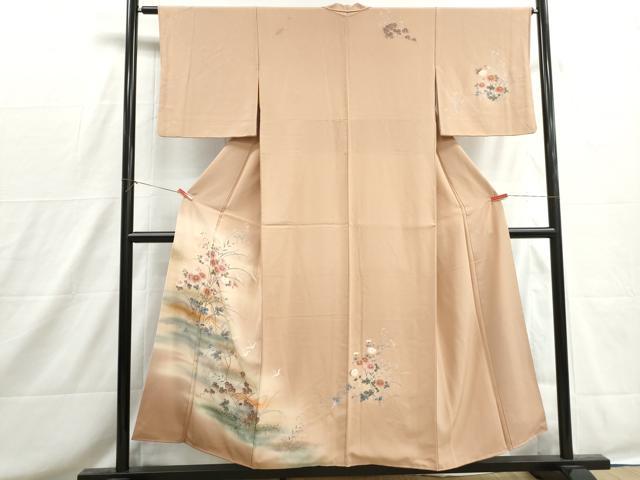 ■■■　サイズ　■■■ 身丈 152cm（肩から） 裄丈 63cm 袖丈 46cm　縫込み 4cm 袖幅 32cm 前幅 25cm 後幅 29cm 着物縫いこみ 内揚げ 8cm 裄 お袖側 約2cm　身頃側 約5cm ■■■　商品詳細　■■■ 【正絹】 状態は画像を添付しておりますので、そちらをご確認下さいますよう宜しくお願い致します。 大変上質な逸品になります。 お安く出品致しますので、是非この機会にいかがでしょうか？ ■■■　注意事項　■■■ ■モニター発色の具合により色合いが異なる場合がございます。 ■寸法は多少の誤差が生じる場合がございますのでご了承ください。 ■縫込みの長さが左右非対称の場合は短い部分を記載しております。 左右非対称であってもご返品・お値引き等の保証は出来かねますので、ご了承の上ご購入をお願い致します。 ■シミ等のチェックには注意を払っておりますが、見落としがある場合もございますし、個人の見解も様々ですので神経質な方のご購入はお控えください。 ■箪笥に入っておりました着物や帯なので畳みシワや匂いがあるものもございます。 ■お休みは基本的に土日祝となりますが、その他臨時でお休みする場合がございますのでご了承ください。 ■商品の発送は平日のみの発送となります。 ■夜間と土曜、日曜日はお問い合わせの回答が遅れる場合がございます。 ■当店では、お直し、紋入れ、お手入れ等は承っておりません。 ■生地の状態（ヤケ、経年劣化等）によってはサイズ直しが出来ない場合がございます。 その点もどうかご了承のうえ、ご購入をお願いいたします。 ■弊社で取り扱う商品は一点ものにつき、時期や在庫状況に応じて金額が変更となる場合がございます。 ■検針は行っておりません。予めご了承いただきますようお願いいたします。 ■【洗える着物】と記載のある商品におきましては、商品お届け後に洗濯を行ってしまってからのご返品にはご対応しかねます。 念の為、専門店でのお手入れをお願いいたします。 ■写真に写っている物が全てになります。それ以外の付属品はございませんのでご了承ください。 ■状態に関する写真につきましては、掲載可能な写真枚数に限りがあるため、各箇所につき1枚参考画像を掲載しております。 ■着物のサイズ目安は下記を参考ください↓ ＜女性着物＞　お端折り次第で＋5cm　－1cmが着用可能サイズ 　例）身丈170cmの場合、身長160cm～175cm ＜男性着物＞　身丈＋約25cm～27cm程が適応身長 　例）身丈155cmの場合、身長180～182cm