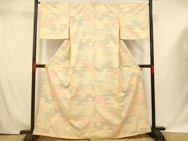 ■■■　サイズ　■■■ 身丈 160.5cm（肩から） 裄丈 65cm 袖丈 47cm　縫込み 2cm 袖幅 34cm 前幅 23cm 後幅 29.5cm 着物縫いこみ 内揚げ 2cm 裄 お袖側 約1.5cm　身頃側 約2cm ■■■　商品詳細　■■■ 【正絹・未使用】 状態は画像を添付しておりますので、そちらをご確認下さいますよう宜しくお願い致します。 大変上質な逸品になります。 お安く出品致しますので、是非この機会にいかがでしょうか？ ■■■　注意事項　■■■ ■モニター発色の具合により色合いが異なる場合がございます。 ■寸法は多少の誤差が生じる場合がございますのでご了承ください。 ■縫込みの長さが左右非対称の場合は短い部分を記載しております。 左右非対称であってもご返品・お値引き等の保証は出来かねますので、ご了承の上ご購入をお願い致します。 ■シミ等のチェックには注意を払っておりますが、見落としがある場合もございますし、個人の見解も様々ですので神経質な方のご購入はお控えください。 ■箪笥に入っておりました着物や帯なので畳みシワや匂いがあるものもございます。 ■お休みは基本的に土日祝となりますが、その他臨時でお休みする場合がございますのでご了承ください。 ■商品の発送は平日のみの発送となります。 ■夜間と土曜、日曜日はお問い合わせの回答が遅れる場合がございます。 ■当店では、お直し、紋入れ、お手入れ等は承っておりません。 ■生地の状態（ヤケ、経年劣化等）によってはサイズ直しが出来ない場合がございます。 その点もどうかご了承のうえ、ご購入をお願いいたします。 ■弊社で取り扱う商品は一点ものにつき、時期や在庫状況に応じて金額が変更となる場合がございます。 ■検針は行っておりません。予めご了承いただきますようお願いいたします。 ■【洗える着物】と記載のある商品におきましては、商品お届け後に洗濯を行ってしまってからのご返品にはご対応しかねます。 念の為、専門店でのお手入れをお願いいたします。 ■着物のサイズ目安は下記を参考ください↓ ＜女性着物＞　お端折り次第で＋5cm　−1cmが着用可能サイズ 　例）身丈170cmの場合、身長160cm〜175cm ＜男性着物＞　身丈＋約25cm〜27cm程が適応身長 　例）身丈155cmの場合、身長180〜182cm