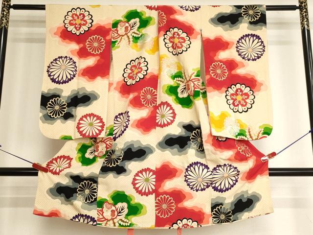 ■■■　サイズ　■■■ 【祝着】 身丈 105.5cm（肩から） 裄丈 55cm（肩上げ　0cm） 袖丈 65cm　縫込み 2.5cm 袖幅 31cm 前幅 16cm 後幅 23.5cm 着物縫いこみ 内揚げ 0cm （腰上げ　0cm） 裄 お袖側 約1.5cm　身頃側 約4cm ■■■　商品詳細　■■■ 着物【正絹】の状態は接写画像のように上前・右袖前に汚れ、袖付に糸解けがございますが その他特に目立ったシミ汚れなどもなく大変良い状態です。 大変上質な逸品になります。 お安く出品致しますので、是非この機会にいかがでしょうか？ ※アンティークになりますのでお品物の状態の感じ方には個人差がございます。ご理解の上でのご入札をお願い致します。 ■■■　注意事項　■■■ ■モニター発色の具合により色合いが異なる場合がございます。 ■寸法は多少の誤差が生じる場合がございますのでご了承ください。 ■縫込みの長さが左右非対称の場合は短い部分を記載しております。 左右非対称であってもご返品・お値引き等の保証は出来かねますので、ご了承の上ご購入をお願い致します。 ■シミ等のチェックには注意を払っておりますが、見落としがある場合もございますし、個人の見解も様々ですので神経質な方のご購入はお控えください。 ■箪笥に入っておりました着物や帯なので畳みシワや匂いがあるものもございます。 ■お休みは基本的に土日祝となりますが、その他臨時でお休みする場合がございますのでご了承ください。 ■商品の発送は平日のみの発送となります。 ■夜間と土曜、日曜日はお問い合わせの回答が遅れる場合がございます。 ■当店では、お直し、紋入れ、お手入れ等は承っておりません。 ■生地の状態（ヤケ、経年劣化等）によってはサイズ直しが出来ない場合がございます。 その点もどうかご了承のうえ、ご購入をお願いいたします。 ■弊社で取り扱う商品は一点ものにつき、時期や在庫状況に応じて金額が変更となる場合がございます。 ■検針は行っておりません。予めご了承いただきますようお願いいたします。 ■【洗える着物】と記載のある商品におきましては、商品お届け後に洗濯を行ってしまってからのご返品にはご対応しかねます。 念の為、専門店でのお手入れをお願いいたします。 ■写真に写っている物が全てになります。それ以外の付属品はございませんのでご了承ください。 ■状態に関する写真につきましては、掲載可能な写真枚数に限りがあるため、各箇所につき1枚参考画像を掲載しております。 ■着物のサイズ目安は下記を参考ください↓ ＜女性着物＞　お端折り次第で＋5cm　−1cmが着用可能サイズ 　例）身丈170cmの場合、身長160cm〜175cm ＜男性着物＞　身丈＋約25cm〜27cm程が適応身長 　例）身丈155cmの場合、身長180〜182cm