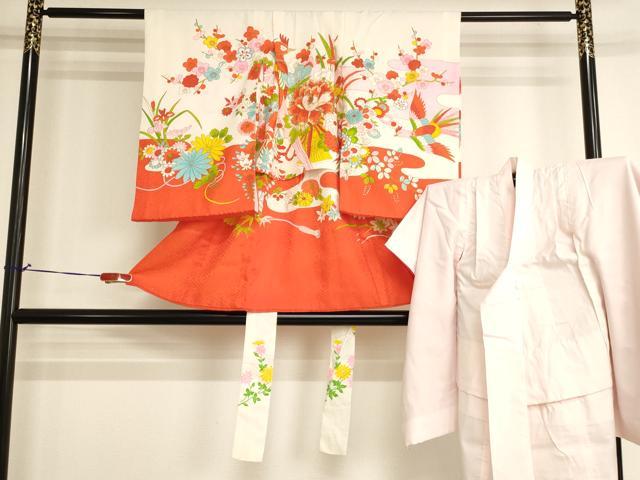■■■　サイズ　■■■ 【祝着】 身丈 81cm（肩から） 裄丈 39cm（肩上げ　2.5cm） 袖丈 57cm　縫込み 2cm 袖幅 29.5cm 前幅 15cm 後幅 16cm 着物縫いこみ 内揚げ 0cm （腰上げ　10cm） 裄 お袖側 約2cm　身頃側 約0cm 【長襦袢】 身丈 80cm（肩から） 裄丈 39cm（肩上げ　2.5cm） 袖丈 57cm　縫込み 5.5cm 袖幅 29.5cm 前幅 14cm 後幅 15.5cm 着物縫いこみ 内揚げ 0cm （腰上げ　10.5cm） 裄 お袖側 約1.5cm　身頃側 約0cm ■■■　商品詳細　■■■ 着物【化繊】の状態は接写画像のように上前・衿・下前・左袖前・右袖前に汚れがございますが その他特に目立ったシミ汚れなどもなく大変良い状態です。 長襦袢【化繊】の状態は接写画像のように右袖後・胴裏・紐に汚れがございますが その他特に目立ったシミ汚れなどもなく大変良い状態です。 お安く出品致しますので、是非この機会にいかがでしょうか？ ※ご自身で洗濯された場合の保証はできかねます。専門店にご相談ください。 ■■■　注意事項　■■■ ■モニター発色の具合により色合いが異なる場合がございます。 ■寸法は多少の誤差が生じる場合がございますのでご了承ください。 ■縫込みの長さが左右非対称の場合は短い部分を記載しております。 左右非対称であってもご返品・お値引き等の保証は出来かねますので、ご了承の上ご購入をお願い致します。 ■シミ等のチェックには注意を払っておりますが、見落としがある場合もございますし、個人の見解も様々ですので神経質な方のご購入はお控えください。 ■箪笥に入っておりました着物や帯なので畳みシワや匂いがあるものもございます。 ■お休みは基本的に土日祝となりますが、その他臨時でお休みする場合がございますのでご了承ください。 ■商品の発送は平日のみの発送となります。 ■夜間と土曜、日曜日はお問い合わせの回答が遅れる場合がございます。 ■当店では、お直し、紋入れ、お手入れ等は承っておりません。 ■生地の状態（ヤケ、経年劣化等）によってはサイズ直しが出来ない場合がございます。 その点もどうかご了承のうえ、ご購入をお願いいたします。 ■弊社で取り扱う商品は一点ものにつき、時期や在庫状況に応じて金額が変更となる場合がございます。 ■検針は行っておりません。予めご了承いただきますようお願いいたします。 ■【洗える着物】と記載のある商品におきましては、商品お届け後に洗濯を行ってしまってからのご返品にはご対応しかねます。 念の為、専門店でのお手入れをお願いいたします。 ■写真に写っている物が全てになります。それ以外の付属品はございませんのでご了承ください。 ■状態に関する写真につきましては、掲載可能な写真枚数に限りがあるため、各箇所につき1枚参考画像を掲載しております。 ■着物のサイズ目安は下記を参考ください↓ ＜女性着物＞　お端折り次第で＋5cm　−1cmが着用可能サイズ 　例）身丈170cmの場合、身長160cm〜175cm ＜男性着物＞　身丈＋約25cm〜27cm程が適応身長 　例）身丈155cmの場合、身長180〜182cm