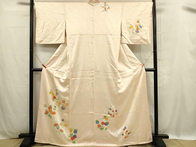 ■■■　サイズ　■■■ 身丈 163.5cm（肩から） 裄丈 67cm 袖丈 49cm　縫込み 1cm 袖幅 34cm 前幅 22cm 後幅 28cm 着物縫いこみ 内揚げ 0cm 裄 お袖側 約1cm　身頃側 約1cm ■■■　商品詳細　■■■ 【正絹】 状態は画像を添付しておりますので、そちらをご確認下さいますよう宜しくお願い致します。 大変上質な逸品になりますのでぜひお手入れをされてお召しになられてはいかがでしょうか。 お安く出品致しますので、是非この機会にいかがでしょうか？ ■■■　注意事項　■■■ ■モニター発色の具合により色合いが異なる場合がございます。 ■寸法は多少の誤差が生じる場合がございますのでご了承ください。 ■縫込みの長さが左右非対称の場合は短い部分を記載しております。 左右非対称であってもご返品・お値引き等の保証は出来かねますので、ご了承の上ご購入をお願い致します。 ■シミ等のチェックには注意を払っておりますが、見落としがある場合もございますし、個人の見解も様々ですので神経質な方のご購入はお控えください。 ■箪笥に入っておりました着物や帯なので畳みシワや匂いがあるものもございます。 ■お休みは基本的に土日祝となりますが、その他臨時でお休みする場合がございますのでご了承ください。 ■商品の発送は平日のみの発送となります。 ■夜間と土曜、日曜日はお問い合わせの回答が遅れる場合がございます。 ■当店では、お直し、紋入れ、お手入れ等は承っておりません。 ■生地の状態（ヤケ、経年劣化等）によってはサイズ直しが出来ない場合がございます。 その点もどうかご了承のうえ、ご購入をお願いいたします。 ■弊社で取り扱う商品は一点ものにつき、時期や在庫状況に応じて金額が変更となる場合がございます。 ■検針は行っておりません。予めご了承いただきますようお願いいたします。 ■【洗える着物】と記載のある商品におきましては、商品お届け後に洗濯を行ってしまってからのご返品にはご対応しかねます。 念の為、専門店でのお手入れをお願いいたします。 ■着物のサイズ目安は下記を参考ください↓ ＜女性着物＞　お端折り次第で＋5cm　−1cmが着用可能サイズ 　例）身丈170cmの場合、身長160cm〜175cm ＜男性着物＞　身丈＋約25cm〜27cm程が適応身長 　例）身丈155cmの場合、身長180〜182cm