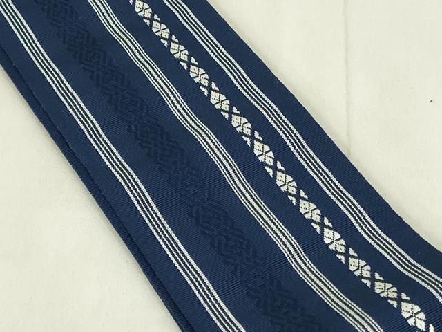 ■■■　サイズ　■■■ 長さ 418cm 幅 9cm程 ■■■　商品詳細　■■■ 【正絹】 詳細に関しましては、画像をご確認ください。 本場筑前博多織は、 福岡県福岡市博多区やその周辺で生産される絹織物です。 仏具のひとつである独鈷、華皿を基にした幾何学模様が織られています。 江戸時代に筑前藩主だった黒田長政が幕府への献上品にしたことから、 博多献上、献上博多とも呼ばれます。 横畝が際立って見える経畝織りという織りになっています。 30〜60本の細い経糸を使うため、こしやはりがあり、 地合が硬く、光沢感があります。 きちんと締まり、くずれにくい、締めやすい帯といわれています。 大変上質な逸品になります。 お安く出品致しますので、是非この機会にいかがでしょうか？ ※両側未かがりですが着用には問題ありません。 ■■■　注意事項　■■■ ■モニター発色の具合により色合いが異なる場合がございます。 ■寸法は多少の誤差が生じる場合がございますのでご了承ください。 ■縫込みの長さが左右非対称の場合は短い部分を記載しております。 左右非対称であってもご返品・お値引き等の保証は出来かねますので、ご了承の上ご購入をお願い致します。 ■シミ等のチェックには注意を払っておりますが、見落としがある場合もございますし、個人の見解も様々ですので神経質な方のご購入はお控えください。 ■箪笥に入っておりました着物や帯なので畳みシワや匂いがあるものもございます。 ■お休みは基本的に土日祝となりますが、その他臨時でお休みする場合がございますのでご了承ください。 ■商品の発送は平日のみの発送となります。 ■夜間と土曜、日曜日はお問い合わせの回答が遅れる場合がございます。 ■当店では、お直し、紋入れ、お手入れ等は承っておりません。 ■生地の状態（ヤケ、経年劣化等）によってはサイズ直しが出来ない場合がございます。 その点もどうかご了承のうえ、ご購入をお願いいたします。 ■弊社で取り扱う商品は一点ものにつき、時期や在庫状況に応じて金額が変更となる場合がございます。 ■検針は行っておりません。予めご了承いただきますようお願いいたします。 ■【洗える着物】と記載のある商品におきましては、商品お届け後に洗濯を行ってしまってからのご返品にはご対応しかねます。 念の為、専門店でのお手入れをお願いいたします。 ■着物のサイズ目安は下記を参考ください↓ ＜女性着物＞　お端折り次第で＋5cm　−1cmが着用可能サイズ 　例）身丈170cmの場合、身長160cm〜175cm ＜男性着物＞　身丈＋約25cm〜27cm程が適応身長 　例）身丈155cmの場合、身長180〜182cm