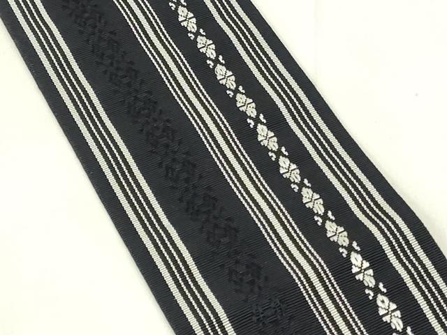 ■■■　サイズ　■■■ 長さ 390cm 幅 9cm程 ■■■　商品詳細　■■■ 【正絹】 詳細に関しましては、画像をご確認ください。 本場筑前博多織は、 福岡県福岡市博多区やその周辺で生産される絹織物です。 仏具のひとつである独鈷、華皿を基にした幾何学模様が織られています。 江戸時代に筑前藩主だった黒田長政が幕府への献上品にしたことから、 博多献上、献上博多とも呼ばれます。 横畝が際立って見える経畝織りという織りになっています。 30〜60本の細い経糸を使うため、こしやはりがあり、 地合が硬く、光沢感があります。 きちんと締まり、くずれにくい、締めやすい帯といわれています。 大変上質な逸品になります。 お安く出品致しますので、是非この機会にいかがでしょうか？ ※手先に証紙跡がございます。 ※両側未かがりですが着用には問題ありません。 ■■■　注意事項　■■■ ■モニター発色の具合により色合いが異なる場合がございます。 ■寸法は多少の誤差が生じる場合がございますのでご了承ください。 ■縫込みの長さが左右非対称の場合は短い部分を記載しております。 左右非対称であってもご返品・お値引き等の保証は出来かねますので、ご了承の上ご購入をお願い致します。 ■シミ等のチェックには注意を払っておりますが、見落としがある場合もございますし、個人の見解も様々ですので神経質な方のご購入はお控えください。 ■箪笥に入っておりました着物や帯なので畳みシワや匂いがあるものもございます。 ■お休みは基本的に土日祝となりますが、その他臨時でお休みする場合がございますのでご了承ください。 ■商品の発送は平日のみの発送となります。 ■夜間と土曜、日曜日はお問い合わせの回答が遅れる場合がございます。 ■当店では、お直し、紋入れ、お手入れ等は承っておりません。 ■生地の状態（ヤケ、経年劣化等）によってはサイズ直しが出来ない場合がございます。 その点もどうかご了承のうえ、ご購入をお願いいたします。 ■弊社で取り扱う商品は一点ものにつき、時期や在庫状況に応じて金額が変更となる場合がございます。 ■検針は行っておりません。予めご了承いただきますようお願いいたします。 ■【洗える着物】と記載のある商品におきましては、商品お届け後に洗濯を行ってしまってからのご返品にはご対応しかねます。 念の為、専門店でのお手入れをお願いいたします。 ■着物のサイズ目安は下記を参考ください↓ ＜女性着物＞　お端折り次第で＋5cm　−1cmが着用可能サイズ 　例）身丈170cmの場合、身長160cm〜175cm ＜男性着物＞　身丈＋約25cm〜27cm程が適応身長 　例）身丈155cmの場合、身長180〜182cm