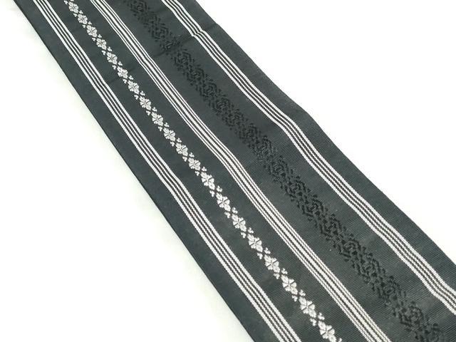 ■■■　サイズ　■■■ 長さ 344cm 幅 9cm程 ■■■　商品詳細　■■■ 【正絹】 詳細に関しましては、画像をご確認ください。 本場筑前博多織は、 福岡県福岡市博多区やその周辺で生産される絹織物です。 仏具のひとつである独鈷、華皿を基にした幾何学模様が織られています。 江戸時代に筑前藩主だった黒田長政が幕府への献上品にしたことから、 博多献上、献上博多とも呼ばれます。 横畝が際立って見える経畝織りという織りになっています。 30〜60本の細い経糸を使うため、こしやはりがあり、 地合が硬く、光沢感があります。 きちんと締まり、くずれにくい、締めやすい帯といわれています。 大変上質な逸品になります。 お安く出品致しますので、是非この機会にいかがでしょうか？ ※両側未かがりですが着用には問題ありません。 ■■■　注意事項　■■■ ■モニター発色の具合により色合いが異なる場合がございます。 ■寸法は多少の誤差が生じる場合がございますのでご了承ください。 ■縫込みの長さが左右非対称の場合は短い部分を記載しております。 左右非対称であってもご返品・お値引き等の保証は出来かねますので、ご了承の上ご購入をお願い致します。 ■シミ等のチェックには注意を払っておりますが、見落としがある場合もございますし、個人の見解も様々ですので神経質な方のご購入はお控えください。 ■箪笥に入っておりました着物や帯なので畳みシワや匂いがあるものもございます。 ■お休みは基本的に土日祝となりますが、その他臨時でお休みする場合がございますのでご了承ください。 ■商品の発送は平日のみの発送となります。 ■夜間と土曜、日曜日はお問い合わせの回答が遅れる場合がございます。 ■当店では、お直し、紋入れ、お手入れ等は承っておりません。 ■生地の状態（ヤケ、経年劣化等）によってはサイズ直しが出来ない場合がございます。 その点もどうかご了承のうえ、ご購入をお願いいたします。 ■弊社で取り扱う商品は一点ものにつき、時期や在庫状況に応じて金額が変更となる場合がございます。 ■検針は行っておりません。予めご了承いただきますようお願いいたします。 ■【洗える着物】と記載のある商品におきましては、商品お届け後に洗濯を行ってしまってからのご返品にはご対応しかねます。 念の為、専門店でのお手入れをお願いいたします。 ■着物のサイズ目安は下記を参考ください↓ ＜女性着物＞　お端折り次第で＋5cm　−1cmが着用可能サイズ 　例）身丈170cmの場合、身長160cm〜175cm ＜男性着物＞　身丈＋約25cm〜27cm程が適応身長 　例）身丈155cmの場合、身長180〜182cm