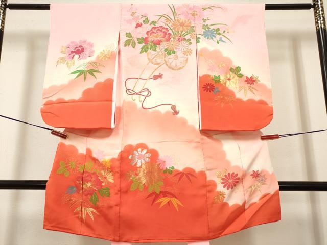 ■■■　サイズ　■■■ 【祝着】 身丈 100cm（肩から） 裄丈 47cm（肩上げ　0cm） 袖丈 58.5cm　縫込み 2.5cm 袖幅 30.5cm 前幅 15.5cm 後幅 15.5cm 着物縫いこみ 内揚げ 0cm （腰上げ　0cm） 裄 お袖側 約2.5cm　身頃側 約0cm ■■■　商品詳細　■■■ 【正絹・うそつき襦袢・重ね衿：取り外し可能】 状態は接写画像のように両袖前後・表地所々に汚れ、 胴裏・紐に薄い汚れがございます。 大変上質な逸品になりますので ぜひお手入れをされてお召しになられてはいかがでしょうか。 お安く出品致しますので、是非この機会にいかがでしょうか？ ※肩上げと腰上げがされておりません。 ※背伏せの無いお仕立てになりますので後身頃のサイズは、大体の背中心までを採寸しております。 ■■■　注意事項　■■■ ■モニター発色の具合により色合いが異なる場合がございます。 ■寸法は多少の誤差が生じる場合がございますのでご了承ください。 ■縫込みの長さが左右非対称の場合は短い部分を記載しております。 左右非対称であってもご返品・お値引き等の保証は出来かねますので、ご了承の上ご購入をお願い致します。 ■シミ等のチェックには注意を払っておりますが、見落としがある場合もございますし、個人の見解も様々ですので神経質な方のご購入はお控えください。 ■箪笥に入っておりました着物や帯なので畳みシワや匂いがあるものもございます。 ■お休みは基本的に土日祝となりますが、その他臨時でお休みする場合がございますのでご了承ください。 ■商品の発送は平日のみの発送となります。 ■夜間と土曜、日曜日はお問い合わせの回答が遅れる場合がございます。 ■当店では、お直し、紋入れ、お手入れ等は承っておりません。 ■生地の状態（ヤケ、経年劣化等）によってはサイズ直しが出来ない場合がございます。 その点もどうかご了承のうえ、ご購入をお願いいたします。 ■弊社で取り扱う商品は一点ものにつき、時期や在庫状況に応じて金額が変更となる場合がございます。 ■検針は行っておりません。予めご了承いただきますようお願いいたします。 ■【洗える着物】と記載のある商品におきましては、商品お届け後に洗濯を行ってしまってからのご返品にはご対応しかねます。 念の為、専門店でのお手入れをお願いいたします。 ■写真に写っている物が全てになります。それ以外の付属品はございませんのでご了承ください。 ■状態に関する写真につきましては、掲載可能な写真枚数に限りがあるため、各箇所につき1枚参考画像を掲載しております。 ■着物のサイズ目安は下記を参考ください↓ ＜女性着物＞　お端折り次第で＋5cm　−1cmが着用可能サイズ 　例）身丈170cmの場合、身長160cm〜175cm ＜男性着物＞　身丈＋約25cm〜27cm程が適応身長 　例）身丈155cmの場合、身長180〜182cm
