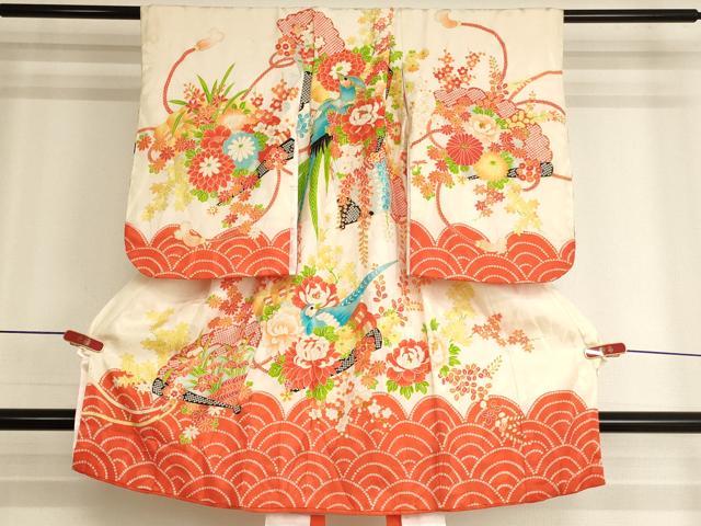 ■■■　サイズ　■■■ 【祝着】 身丈 96.5cm（肩から） 裄丈 40cm（肩上げ　3.5cm） 袖丈 56cm　縫込み 2.5cm 袖幅 30.5cm 前幅 15cm 後幅 16.5cm 着物縫いこみ 内揚げ 0cm （腰上げ　0cm） 裄 お袖側 約1.5cm　身頃側 約0cm ■■■　商品詳細　■■■ 着物【正絹】の状態は接写画像のように表地所々・袖口・胴裏に汚れがございます。 長襦袢【化繊】の状態は接写画像のように表地所々・裏地に汚れがございます。 大変上質な逸品になりますので、ぜひお手入れをされてお召しになられてはいかがでしょうか。 お安く出品致しますので、是非この機会にいかがでしょうか？ ※長襦袢は着物とセットになっております。 ■■■　注意事項　■■■ ■モニター発色の具合により色合いが異なる場合がございます。 ■寸法は多少の誤差が生じる場合がございますのでご了承ください。 ■縫込みの長さが左右非対称の場合は短い部分を記載しております。 左右非対称であってもご返品・お値引き等の保証は出来かねますので、ご了承の上ご購入をお願い致します。 ■シミ等のチェックには注意を払っておりますが、見落としがある場合もございますし、個人の見解も様々ですので神経質な方のご購入はお控えください。 ■箪笥に入っておりました着物や帯なので畳みシワや匂いがあるものもございます。 ■お休みは基本的に土日祝となりますが、その他臨時でお休みする場合がございますのでご了承ください。 ■商品の発送は平日のみの発送となります。 ■夜間と土曜、日曜日はお問い合わせの回答が遅れる場合がございます。 ■当店では、お直し、紋入れ、お手入れ等は承っておりません。 ■生地の状態（ヤケ、経年劣化等）によってはサイズ直しが出来ない場合がございます。 その点もどうかご了承のうえ、ご購入をお願いいたします。 ■弊社で取り扱う商品は一点ものにつき、時期や在庫状況に応じて金額が変更となる場合がございます。 ■検針は行っておりません。予めご了承いただきますようお願いいたします。 ■【洗える着物】と記載のある商品におきましては、商品お届け後に洗濯を行ってしまってからのご返品にはご対応しかねます。 念の為、専門店でのお手入れをお願いいたします。 ■写真に写っている物が全てになります。それ以外の付属品はございませんのでご了承ください。 ■状態に関する写真につきましては、掲載可能な写真枚数に限りがあるため、各箇所につき1枚参考画像を掲載しております。 ■着物のサイズ目安は下記を参考ください↓ ＜女性着物＞　お端折り次第で＋5cm　−1cmが着用可能サイズ 　例）身丈170cmの場合、身長160cm〜175cm ＜男性着物＞　身丈＋約25cm〜27cm程が適応身長 　例）身丈155cmの場合、身長180〜182cm