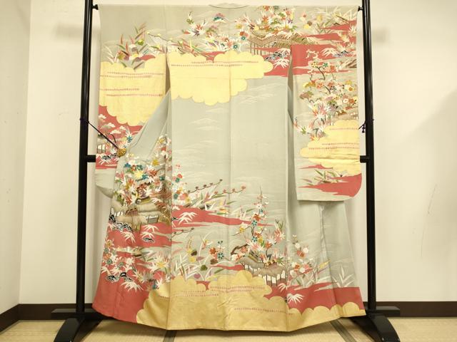 ■■■　サイズ　■■■ 身丈 158cm（肩から） 裄丈 65cm 袖丈 99cm　縫込み 5cm 袖幅 32.5cm 前幅 24.5cm 後幅 29.5cm 着物縫いこみ 内揚げ 2.5cm 裄 お袖側 約2cm　身頃側 約2.5cm ■■■　商品詳細　■■■ 【正絹・三つ紋】 状態は画像を添付しておりますので、そちらをご確認下さいますよう宜しくお願い致します。 大変上質な逸品になりますのでぜひお手入れをされてお召しになられてはいかがでしょうか。 お安く出品致しますので、是非この機会にいかがでしょうか？ ■■■　注意事項　■■■ ■モニター発色の具合により色合いが異なる場合がございます。 ■寸法は多少の誤差が生じる場合がございますのでご了承ください。 ■縫込みの長さが左右非対称の場合は短い部分を記載しております。 左右非対称であってもご返品・お値引き等の保証は出来かねますので、ご了承の上ご購入をお願い致します。 ■シミ等のチェックには注意を払っておりますが、見落としがある場合もございますし、個人の見解も様々ですので神経質な方のご購入はお控えください。 ■箪笥に入っておりました着物や帯なので畳みシワや匂いがあるものもございます。 ■お休みは基本的に土日祝となりますが、その他臨時でお休みする場合がございますのでご了承ください。 ■商品の発送は平日のみの発送となります。 ■夜間と土曜、日曜日はお問い合わせの回答が遅れる場合がございます。 ■当店では、お直し、紋入れ、お手入れ等は承っておりません。 ■生地の状態（ヤケ、経年劣化等）によってはサイズ直しが出来ない場合がございます。 その点もどうかご了承のうえ、ご購入をお願いいたします。 ■弊社で取り扱う商品は一点ものにつき、時期や在庫状況に応じて金額が変更となる場合がございます。 ■検針は行っておりません。予めご了承いただきますようお願いいたします。 ■【洗える着物】と記載のある商品におきましては、商品お届け後に洗濯を行ってしまってからのご返品にはご対応しかねます。 念の為、専門店でのお手入れをお願いいたします。 ■着物のサイズ目安は下記を参考ください↓ ＜女性着物＞　お端折り次第で＋5cm　−1cmが着用可能サイズ 　例）身丈170cmの場合、身長160cm〜175cm ＜男性着物＞　身丈＋約25cm〜27cm程が適応身長 　例）身丈155cmの場合、身長180〜182cm