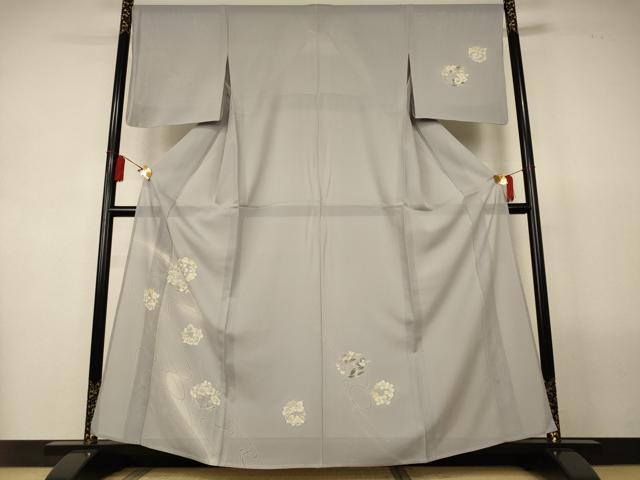 ■■■　サイズ　■■■ 身丈 159.5cm（肩から） 裄丈 67cm 袖丈 47.5cm　縫込み 7.5cm 袖幅 34cm 前幅 25cm 後幅 30.5cm 着物縫いこみ 内揚げ 3.5cm 裄 お袖側 約1cm　身頃側 約1cm ■■■　商品詳細　■■■ 【正絹】 状態は接写画像のように袖口・後身頃に薄い汚れがございますが その他特に目立ったシミ汚れなどもなく大変良い状態です。 大変上質な逸品になります。 お安く出品致しますので、是非この機会にいかがでしょうか？ ■■■　注意事項　■■■ ■モニター発色の具合により色合いが異なる場合がございます。 ■寸法は多少の誤差が生じる場合がございますのでご了承ください。 ■縫込みの長さが左右非対称の場合は短い部分を記載しております。 左右非対称であってもご返品・お値引き等の保証は出来かねますので、ご了承の上ご購入をお願い致します。 ■シミ等のチェックには注意を払っておりますが、見落としがある場合もございますし、個人の見解も様々ですので神経質な方のご購入はお控えください。 ■箪笥に入っておりました着物や帯なので畳みシワや匂いがあるものもございます。 ■お休みは基本的に土日祝となりますが、その他臨時でお休みする場合がございますのでご了承ください。 ■商品の発送は平日のみの発送となります。 ■夜間と土曜、日曜日はお問い合わせの回答が遅れる場合がございます。 ■当店では、お直し、紋入れ、お手入れ等は承っておりません。 ■生地の状態（ヤケ、経年劣化等）によってはサイズ直しが出来ない場合がございます。 その点もどうかご了承のうえ、ご購入をお願いいたします。 ■弊社で取り扱う商品は一点ものにつき、時期や在庫状況に応じて金額が変更となる場合がございます。 ■検針は行っておりません。予めご了承いただきますようお願いいたします。 ■【洗える着物】と記載のある商品におきましては、商品お届け後に洗濯を行ってしまってからのご返品にはご対応しかねます。 念の為、専門店でのお手入れをお願いいたします。 ■写真に写っている物が全てになります。それ以外の付属品はございませんのでご了承ください。 ■状態に関する写真につきましては、掲載可能な写真枚数に限りがあるため、各箇所につき1枚参考画像を掲載しております。 ■着物のサイズ目安は下記を参考ください↓ ＜女性着物＞　お端折り次第で＋5cm　−1cmが着用可能サイズ 　例）身丈170cmの場合、身長160cm〜175cm ＜男性着物＞　身丈＋約25cm〜27cm程が適応身長 　例）身丈155cmの場合、身長180〜182cm