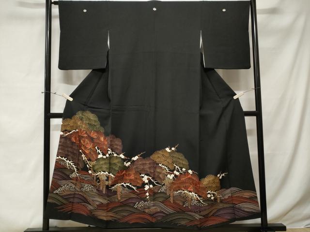 ■■■　サイズ　■■■ 身丈 152cm（肩から） 裄丈 65cm 袖丈 47cm　縫込み 8cm 袖幅 33cm 前幅 24cm 後幅 31cm 着物縫いこみ 内揚げ 8cm 裄 お袖側 約3cm　身頃側 約2cm ■■■　商品詳細　■■■ 【正絹・五つ紋・比翼仕立て】 状態は画像を添付しておりますので、そちらをご確認下さいますよう宜しくお願い致します。 大変上質な逸品になります。 お安く出品致しますので、是非この機会にいかがでしょうか？ ■■■　注意事項　■■■ ■モニター発色の具合により色合いが異なる場合がございます。 ■寸法は多少の誤差が生じる場合がございますのでご了承ください。 ■縫込みの長さが左右非対称の場合は短い部分を記載しております。 左右非対称であってもご返品・お値引き等の保証は出来かねますので、ご了承の上ご購入をお願い致します。 ■シミ等のチェックには注意を払っておりますが、見落としがある場合もございますし、個人の見解も様々ですので神経質な方のご購入はお控えください。 ■箪笥に入っておりました着物や帯なので畳みシワや匂いがあるものもございます。 ■お休みは基本的に土日祝となりますが、その他臨時でお休みする場合がございますのでご了承ください。 ■商品の発送は平日のみの発送となります。 ■夜間と土曜、日曜日はお問い合わせの回答が遅れる場合がございます。 ■当店では、お直し、紋入れ、お手入れ等は承っておりません。 ■生地の状態（ヤケ、経年劣化等）によってはサイズ直しが出来ない場合がございます。 その点もどうかご了承のうえ、ご購入をお願いいたします。 ■弊社で取り扱う商品は一点ものにつき、時期や在庫状況に応じて金額が変更となる場合がございます。 ■検針は行っておりません。予めご了承いただきますようお願いいたします。 ■【洗える着物】と記載のある商品におきましては、商品お届け後に洗濯を行ってしまってからのご返品にはご対応しかねます。 念の為、専門店でのお手入れをお願いいたします。 ■着物のサイズ目安は下記を参考ください↓ ＜女性着物＞　お端折り次第で＋5cm　−1cmが着用可能サイズ 　例）身丈170cmの場合、身長160cm〜175cm ＜男性着物＞　身丈＋約25cm〜27cm程が適応身長 　例）身丈155cmの場合、身長180〜182cm