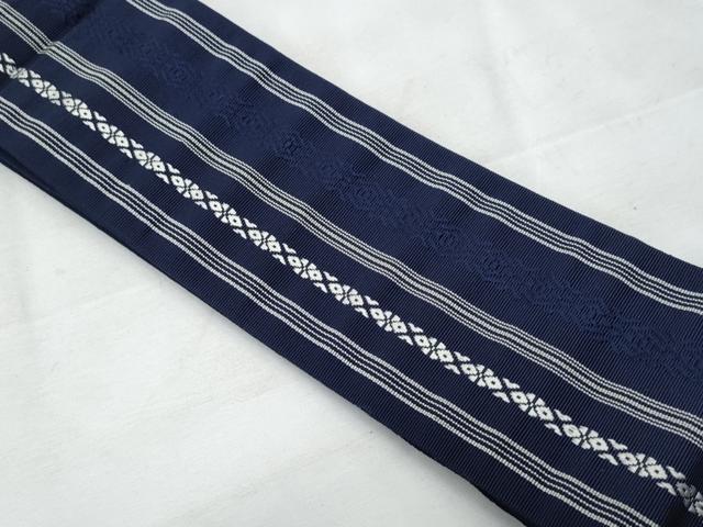 ■■■　サイズ　■■■ 長さ 408cm 幅 9cm程 ■■■　商品詳細　■■■ 【正絹】 詳細に関しましては、画像をご確認ください。 本場筑前博多織は、 福岡県福岡市博多区やその周辺で生産される絹織物です。 仏具のひとつである独鈷、華皿を基にした幾何学模様が織られています。 江戸時代に筑前藩主だった黒田長政が幕府への献上品にしたことから、 博多献上、献上博多とも呼ばれます。 横畝が際立って見える経畝織りという織りになっています。 30〜60本の細い経糸を使うため、こしやはりがあり、 地合が硬く、光沢感があります。 きちんと締まり、くずれにくい、締めやすい帯といわれています。 大変上質な逸品になります。 お安く出品致しますので、是非この機会にいかがでしょうか？ ■■■　注意事項　■■■ ■モニター発色の具合により色合いが異なる場合がございます。 ■寸法は多少の誤差が生じる場合がございますのでご了承ください。 ■縫込みの長さが左右非対称の場合は短い部分を記載しております。 左右非対称であってもご返品・お値引き等の保証は出来かねますので、ご了承の上ご購入をお願い致します。 ■シミ等のチェックには注意を払っておりますが、見落としがある場合もございますし、個人の見解も様々ですので神経質な方のご購入はお控えください。 ■箪笥に入っておりました着物や帯なので畳みシワや匂いがあるものもございます。 ■お休みは基本的に土日祝となりますが、その他臨時でお休みする場合がございますのでご了承ください。 ■商品の発送は平日のみの発送となります。 ■夜間と土曜、日曜日はお問い合わせの回答が遅れる場合がございます。 ■当店では、お直し、紋入れ、お手入れ等は承っておりません。 ■生地の状態（ヤケ、経年劣化等）によってはサイズ直しが出来ない場合がございます。 その点もどうかご了承のうえ、ご購入をお願いいたします。 ■弊社で取り扱う商品は一点ものにつき、時期や在庫状況に応じて金額が変更となる場合がございます。 ■検針は行っておりません。予めご了承いただきますようお願いいたします。 ■【洗える着物】と記載のある商品におきましては、商品お届け後に洗濯を行ってしまってからのご返品にはご対応しかねます。 念の為、専門店でのお手入れをお願いいたします。 ■着物のサイズ目安は下記を参考ください↓ ＜女性着物＞　お端折り次第で＋5cm　−1cmが着用可能サイズ 　例）身丈170cmの場合、身長160cm〜175cm ＜男性着物＞　身丈＋約25cm〜27cm程が適応身長 　例）身丈155cmの場合、身長180〜182cm