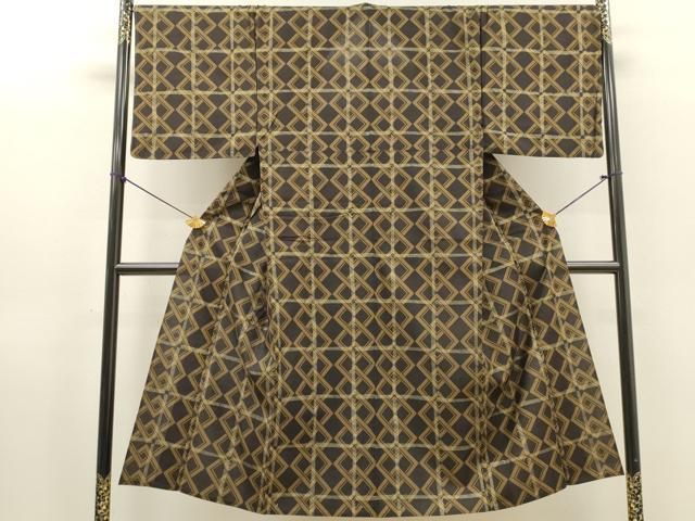 ■■■　サイズ　■■■ 身丈 144.5cm（肩から） 裄丈 69cm 袖丈 47.5cm　縫込み 1.5cm 袖幅 35cm 前幅 25.5cm 後幅 30cm 着物縫いこみ 内揚げ 7.5cm 裄 お袖側 約0cm　身頃側 約0cm ■■■　商品詳細　■■■ 【綿】 状態は特に目立ったシミ汚れなどもなく大変良い状態です。 大変上質な逸品になります。 お安く出品致しますので、是非この機会にいかがでしょうか？ ■■■　注意事項　■■■ ■モニター発色の具合により色合いが異なる場合がございます。 ■寸法は多少の誤差が生じる場合がございますのでご了承ください。 ■縫込みの長さが左右非対称の場合は短い部分を記載しております。 左右非対称であってもご返品・お値引き等の保証は出来かねますので、ご了承の上ご購入をお願い致します。 ■シミ等のチェックには注意を払っておりますが、見落としがある場合もございますし、個人の見解も様々ですので神経質な方のご購入はお控えください。 ■箪笥に入っておりました着物や帯なので畳みシワや匂いがあるものもございます。 ■お休みは基本的に土日祝となりますが、その他臨時でお休みする場合がございますのでご了承ください。 ■商品の発送は平日のみの発送となります。 ■夜間と土曜、日曜日はお問い合わせの回答が遅れる場合がございます。 ■当店では、お直し、紋入れ、お手入れ等は承っておりません。 ■生地の状態（ヤケ、経年劣化等）によってはサイズ直しが出来ない場合がございます。 その点もどうかご了承のうえ、ご購入をお願いいたします。 ■弊社で取り扱う商品は一点ものにつき、時期や在庫状況に応じて金額が変更となる場合がございます。 ■検針は行っておりません。予めご了承いただきますようお願いいたします。 ■【洗える着物】と記載のある商品におきましては、商品お届け後に洗濯を行ってしまってからのご返品にはご対応しかねます。 念の為、専門店でのお手入れをお願いいたします。 ■写真に写っている物が全てになります。それ以外の付属品はございませんのでご了承ください。 ■状態に関する写真につきましては、掲載可能な写真枚数に限りがあるため、各箇所につき1枚参考画像を掲載しております。 ■着物のサイズ目安は下記を参考ください↓ ＜女性着物＞　お端折り次第で＋5cm　−1cmが着用可能サイズ 　例）身丈170cmの場合、身長160cm〜175cm ＜男性着物＞　身丈＋約25cm〜27cm程が適応身長 　例）身丈155cmの場合、身長180〜182cm