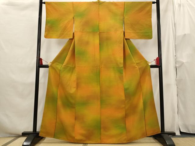 ■■■　サイズ　■■■ 身丈 162.5cm（肩から） 裄丈 63cm 袖丈 47cm　縫込み 4cm 袖幅 32cm 前幅 22.5cm 後幅 28.5cm 着物縫いこみ 内揚げ 0cm 裄 お袖側 約2cm　身頃側 約3cm ■■■　商品詳細　■■■ 【正絹】 状態は特に目立ったシミ汚れなどもなく大変良い状態です。 大変上質な逸品になります。 お安く出品致しますので、是非この機会にいかがでしょうか？ ■■■　注意事項　■■■ ■モニター発色の具合により色合いが異なる場合がございます。 ■寸法は多少の誤差が生じる場合がございますのでご了承ください。 ■縫込みの長さが左右非対称の場合は短い部分を記載しております。 左右非対称であってもご返品・お値引き等の保証は出来かねますので、ご了承の上ご購入をお願い致します。 ■シミ等のチェックには注意を払っておりますが、見落としがある場合もございますし、個人の見解も様々ですので神経質な方のご購入はお控えください。 ■箪笥に入っておりました着物や帯なので畳みシワや匂いがあるものもございます。 ■お休みは基本的に土日祝となりますが、その他臨時でお休みする場合がございますのでご了承ください。 ■商品の発送は平日のみの発送となります。 ■夜間と土曜、日曜日はお問い合わせの回答が遅れる場合がございます。 ■当店では、お直し、紋入れ、お手入れ等は承っておりません。 ■生地の状態（ヤケ、経年劣化等）によってはサイズ直しが出来ない場合がございます。 その点もどうかご了承のうえ、ご購入をお願いいたします。 ■弊社で取り扱う商品は一点ものにつき、時期や在庫状況に応じて金額が変更となる場合がございます。 ■検針は行っておりません。予めご了承いただきますようお願いいたします。 ■【洗える着物】と記載のある商品におきましては、商品お届け後に洗濯を行ってしまってからのご返品にはご対応しかねます。 念の為、専門店でのお手入れをお願いいたします。 ■着物のサイズ目安は下記を参考ください↓ ＜女性着物＞　お端折り次第で＋5cm　−1cmが着用可能サイズ 　例）身丈170cmの場合、身長160cm〜175cm ＜男性着物＞　身丈＋約25cm〜27cm程が適応身長 　例）身丈155cmの場合、身長180〜182cm