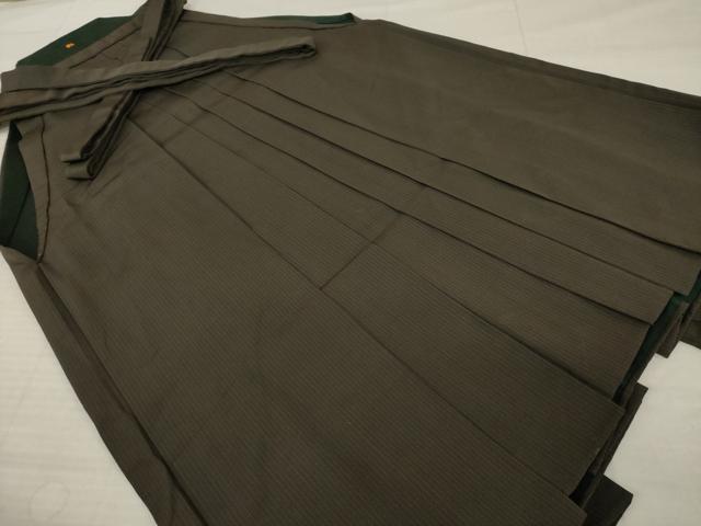 ■■■　サイズ　■■■ 紐下丈　約85cm ■■■　商品詳細　■■■ 【正絹】 状態は接写画像のように三の襞に薄い点汚れがございますが その他特に目立ったシミ汚れなどもなく大変良い状態です。 大変上質な逸品になります。 お安く出品致しますので、是非この機会にいかがでしょうか？ ※腰板に刺繍がございます。 ■■■　注意事項　■■■ ■モニター発色の具合により色合いが異なる場合がございます。 ■寸法は多少の誤差が生じる場合がございますのでご了承ください。 ■縫込みの長さが左右非対称の場合は短い部分を記載しております。 左右非対称であってもご返品・お値引き等の保証は出来かねますので、ご了承の上ご購入をお願い致します。 ■シミ等のチェックには注意を払っておりますが、見落としがある場合もございますし、個人の見解も様々ですので神経質な方のご購入はお控えください。 ■箪笥に入っておりました着物や帯なので畳みシワや匂いがあるものもございます。 ■お休みは基本的に土日祝となりますが、その他臨時でお休みする場合がございますのでご了承ください。 ■商品の発送は平日のみの発送となります。 ■夜間と土曜、日曜日はお問い合わせの回答が遅れる場合がございます。 ■当店では、お直し、紋入れ、お手入れ等は承っておりません。 ■生地の状態（ヤケ、経年劣化等）によってはサイズ直しが出来ない場合がございます。 その点もどうかご了承のうえ、ご購入をお願いいたします。 ■弊社で取り扱う商品は一点ものにつき、時期や在庫状況に応じて金額が変更となる場合がございます。 ■検針は行っておりません。予めご了承いただきますようお願いいたします。 ■【洗える着物】と記載のある商品におきましては、商品お届け後に洗濯を行ってしまってからのご返品にはご対応しかねます。 念の為、専門店でのお手入れをお願いいたします。 ■写真に写っている物が全てになります。それ以外の付属品はございませんのでご了承ください。 ■状態に関する写真につきましては、掲載可能な写真枚数に限りがあるため、各箇所につき1枚参考画像を掲載しております。 ■着物のサイズ目安は下記を参考ください↓ ＜女性着物＞　お端折り次第で＋5cm　−1cmが着用可能サイズ 　例）身丈170cmの場合、身長160cm〜175cm ＜男性着物＞　身丈＋約25cm〜27cm程が適応身長 　例）身丈155cmの場合、身長180〜182cm