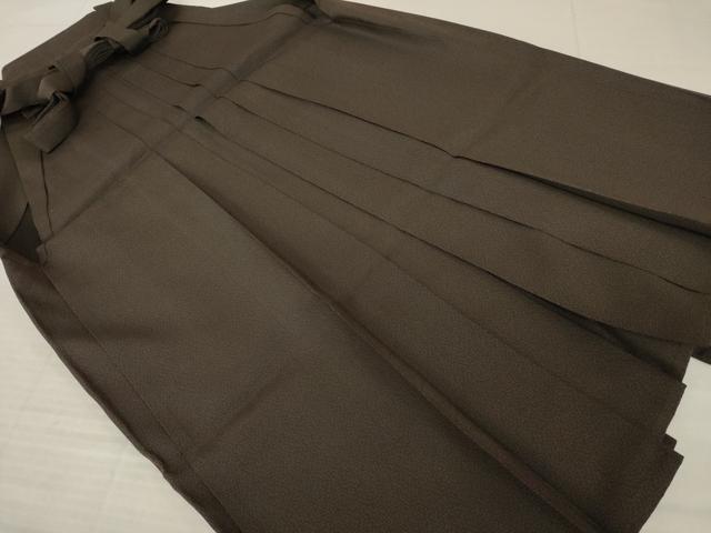 ■■■　サイズ　■■■ 紐下丈　約85.5cm ■■■　商品詳細　■■■ 【正絹】 状態は接写画像のように一の襞にヤケがございますが その他特に目立ったシミ汚れなどもなく大変良い状態です。 大変上質な逸品になります。 お安く出品致しますので、是非この機会にいかがでしょうか？ ■■■　注意事項　■■■ ■モニター発色の具合により色合いが異なる場合がございます。 ■寸法は多少の誤差が生じる場合がございますのでご了承ください。 ■縫込みの長さが左右非対称の場合は短い部分を記載しております。 左右非対称であってもご返品・お値引き等の保証は出来かねますので、ご了承の上ご購入をお願い致します。 ■シミ等のチェックには注意を払っておりますが、見落としがある場合もございますし、個人の見解も様々ですので神経質な方のご購入はお控えください。 ■箪笥に入っておりました着物や帯なので畳みシワや匂いがあるものもございます。 ■お休みは基本的に土日祝となりますが、その他臨時でお休みする場合がございますのでご了承ください。 ■商品の発送は平日のみの発送となります。 ■夜間と土曜、日曜日はお問い合わせの回答が遅れる場合がございます。 ■当店では、お直し、紋入れ、お手入れ等は承っておりません。 ■生地の状態（ヤケ、経年劣化等）によってはサイズ直しが出来ない場合がございます。 その点もどうかご了承のうえ、ご購入をお願いいたします。 ■弊社で取り扱う商品は一点ものにつき、時期や在庫状況に応じて金額が変更となる場合がございます。 ■検針は行っておりません。予めご了承いただきますようお願いいたします。 ■【洗える着物】と記載のある商品におきましては、商品お届け後に洗濯を行ってしまってからのご返品にはご対応しかねます。 念の為、専門店でのお手入れをお願いいたします。 ■写真に写っている物が全てになります。それ以外の付属品はございませんのでご了承ください。 ■状態に関する写真につきましては、掲載可能な写真枚数に限りがあるため、各箇所につき1枚参考画像を掲載しております。 ■着物のサイズ目安は下記を参考ください↓ ＜女性着物＞　お端折り次第で＋5cm　−1cmが着用可能サイズ 　例）身丈170cmの場合、身長160cm〜175cm ＜男性着物＞　身丈＋約25cm〜27cm程が適応身長 　例）身丈155cmの場合、身長180〜182cm