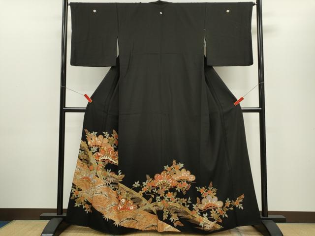 ■■■　サイズ　■■■ 身丈 160cm（肩から） 裄丈 66cm 袖丈 47.5cm　縫込み 5cm 袖幅 33cm 前幅 24cm 後幅 30cm 着物縫いこみ 内揚げ 4.5cm 裄 お袖側 約2cm　身頃側 約2cm ■■■　商品詳細　■■■ 【正絹・五つ紋・比翼仕立て】 状態は画像を添付しておりますので、そちらをご確認下さいますよう宜しくお願い致します。 大変上質な逸品になります。 お安く出品致しますので、是非この機会にいかがでしょうか？ ■■■　注意事項　■■■ ■モニター発色の具合により色合いが異なる場合がございます。 ■寸法は多少の誤差が生じる場合がございますのでご了承ください。 ■縫込みの長さが左右非対称の場合は短い部分を記載しております。 左右非対称であってもご返品・お値引き等の保証は出来かねますので、ご了承の上ご購入をお願い致します。 ■シミ等のチェックには注意を払っておりますが、見落としがある場合もございますし、個人の見解も様々ですので神経質な方のご購入はお控えください。 ■箪笥に入っておりました着物や帯なので畳みシワや匂いがあるものもございます。 ■お休みは基本的に土日祝となりますが、その他臨時でお休みする場合がございますのでご了承ください。 ■商品の発送は平日のみの発送となります。 ■夜間と土曜、日曜日はお問い合わせの回答が遅れる場合がございます。 ■当店では、お直し、紋入れ、お手入れ等は承っておりません。 ■生地の状態（ヤケ、経年劣化等）によってはサイズ直しが出来ない場合がございます。 その点もどうかご了承のうえ、ご購入をお願いいたします。 ■弊社で取り扱う商品は一点ものにつき、時期や在庫状況に応じて金額が変更となる場合がございます。 ■検針は行っておりません。予めご了承いただきますようお願いいたします。 ■【洗える着物】と記載のある商品におきましては、商品お届け後に洗濯を行ってしまってからのご返品にはご対応しかねます。 念の為、専門店でのお手入れをお願いいたします。 ■着物のサイズ目安は下記を参考ください↓ ＜女性着物＞　お端折り次第で＋5cm　−1cmが着用可能サイズ 　例）身丈170cmの場合、身長160cm〜175cm ＜男性着物＞　身丈＋約25cm〜27cm程が適応身長 　例）身丈155cmの場合、身長180〜182cm
