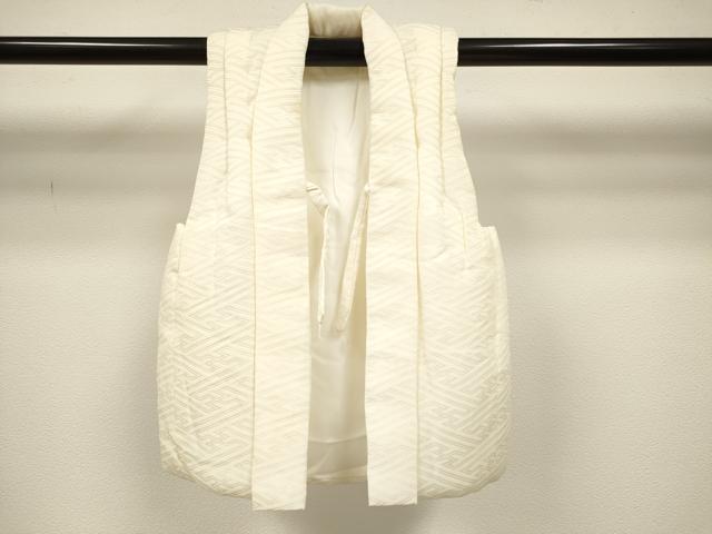 ■■■　サイズ　■■■ 【被布】 身丈 45.5cm（肩から） 裄丈 11.5cm（肩上げ　2.5cm） ■■■　商品詳細　■■■ 【正絹】 状態は接写画像のように 衿・竪衿・表地所々に薄い汚れがございます。 大変上質な逸品になりますので 気になる方はお手入れをされてお召しになられてはいかがでしょうか。 お安く出品致しますので、是非この機会にいかがでしょうか？ ※背伏せの無いお仕立てになりますので後身頃のサイズは、大体の背中心までを採寸しております。 ■■■　注意事項　■■■ ■モニター発色の具合により色合いが異なる場合がございます。 ■寸法は多少の誤差が生じる場合がございますのでご了承ください。 ■縫込みの長さが左右非対称の場合は短い部分を記載しております。 左右非対称であってもご返品・お値引き等の保証は出来かねますので、ご了承の上ご購入をお願い致します。 ■シミ等のチェックには注意を払っておりますが、見落としがある場合もございますし、個人の見解も様々ですので神経質な方のご購入はお控えください。 ■箪笥に入っておりました着物や帯なので畳みシワや匂いがあるものもございます。 ■お休みは基本的に土日祝となりますが、その他臨時でお休みする場合がございますのでご了承ください。 ■商品の発送は平日のみの発送となります。 ■夜間と土曜、日曜日はお問い合わせの回答が遅れる場合がございます。 ■当店では、お直し、紋入れ、お手入れ等は承っておりません。 ■生地の状態（ヤケ、経年劣化等）によってはサイズ直しが出来ない場合がございます。 その点もどうかご了承のうえ、ご購入をお願いいたします。 ■弊社で取り扱う商品は一点ものにつき、時期や在庫状況に応じて金額が変更となる場合がございます。 ■検針は行っておりません。予めご了承いただきますようお願いいたします。 ■【洗える着物】と記載のある商品におきましては、商品お届け後に洗濯を行ってしまってからのご返品にはご対応しかねます。 念の為、専門店でのお手入れをお願いいたします。 ■写真に写っている物が全てになります。それ以外の付属品はございませんのでご了承ください。 ■状態に関する写真につきましては、掲載可能な写真枚数に限りがあるため、各箇所につき1枚参考画像を掲載しております。 ■着物のサイズ目安は下記を参考ください↓ ＜女性着物＞　お端折り次第で＋5cm　−1cmが着用可能サイズ 　例）身丈170cmの場合、身長160cm〜175cm ＜男性着物＞　身丈＋約25cm〜27cm程が適応身長 　例）身丈155cmの場合、身長180〜182cm