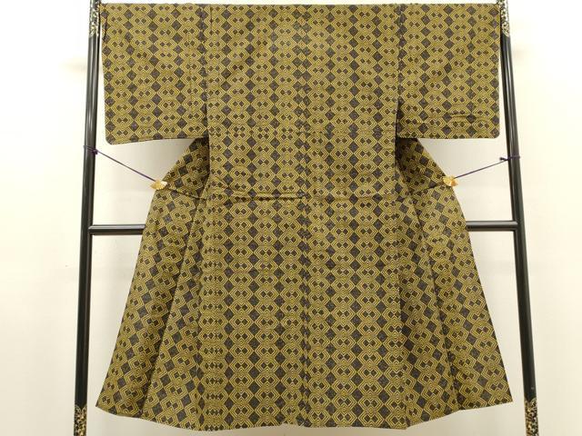 ■■■　サイズ　■■■ 身丈 140.5cm（肩から） 裄丈 69cm 袖丈 49cm　縫込み 1cm 袖幅 34.5cm 前幅 27cm 後幅 32cm 着物縫いこみ 内揚げ 5.5cm 裄 お袖側 約0cm　身頃側 約1.5cm ■■■　商品詳細　■■■ 【綿】 状態は特に目立ったシミ汚れなどもなく大変良い状態です。 大変上質な逸品になります。 お安く出品致しますので、是非この機会にいかがでしょうか？ ■■■　注意事項　■■■ ■モニター発色の具合により色合いが異なる場合がございます。 ■寸法は多少の誤差が生じる場合がございますのでご了承ください。 ■縫込みの長さが左右非対称の場合は短い部分を記載しております。 左右非対称であってもご返品・お値引き等の保証は出来かねますので、ご了承の上ご購入をお願い致します。 ■シミ等のチェックには注意を払っておりますが、見落としがある場合もございますし、個人の見解も様々ですので神経質な方のご購入はお控えください。 ■箪笥に入っておりました着物や帯なので畳みシワや匂いがあるものもございます。 ■お休みは基本的に土日祝となりますが、その他臨時でお休みする場合がございますのでご了承ください。 ■商品の発送は平日のみの発送となります。 ■夜間と土曜、日曜日はお問い合わせの回答が遅れる場合がございます。 ■当店では、お直し、紋入れ、お手入れ等は承っておりません。 ■生地の状態（ヤケ、経年劣化等）によってはサイズ直しが出来ない場合がございます。 その点もどうかご了承のうえ、ご購入をお願いいたします。 ■弊社で取り扱う商品は一点ものにつき、時期や在庫状況に応じて金額が変更となる場合がございます。 ■検針は行っておりません。予めご了承いただきますようお願いいたします。 ■【洗える着物】と記載のある商品におきましては、商品お届け後に洗濯を行ってしまってからのご返品にはご対応しかねます。 念の為、専門店でのお手入れをお願いいたします。 ■写真に写っている物が全てになります。それ以外の付属品はございませんのでご了承ください。 ■状態に関する写真につきましては、掲載可能な写真枚数に限りがあるため、各箇所につき1枚参考画像を掲載しております。 ■着物のサイズ目安は下記を参考ください↓ ＜女性着物＞　お端折り次第で＋5cm　−1cmが着用可能サイズ 　例）身丈170cmの場合、身長160cm〜175cm ＜男性着物＞　身丈＋約25cm〜27cm程が適応身長 　例）身丈155cmの場合、身長180〜182cm