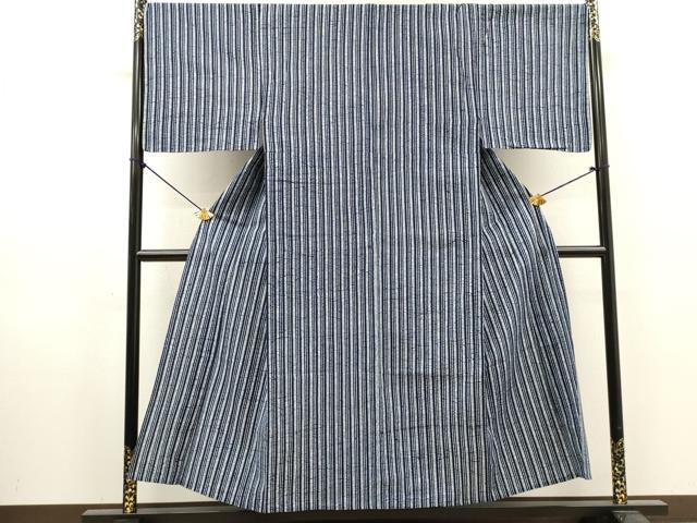 ■■■　サイズ　■■■ 身丈 151cm（肩から） 裄丈 69.5cm 袖丈 47.5cm　縫込み 2cm 袖幅 35cm 前幅 28cm 後幅 33cm 着物縫いこみ 内揚げ 4.5cm 裄 お袖側 約2.5cm　身頃側 約1cm ■■■　商品詳細　■■■ 【綿】 状態は接写画像のように居敷当て・肩当てに薄い汚れがございますがその他表地は特に目立ったシミ汚れなどもなく大変良い状態です。 気にならない方であればそのままお召しになれるかと思います。 大変上質な逸品になります。 お安く出品致しますので、是非この機会にいかがでしょうか？ ■■■　注意事項　■■■ ■モニター発色の具合により色合いが異なる場合がございます。 ■寸法は多少の誤差が生じる場合がございますのでご了承ください。 ■縫込みの長さが左右非対称の場合は短い部分を記載しております。 左右非対称であってもご返品・お値引き等の保証は出来かねますので、ご了承の上ご購入をお願い致します。 ■シミ等のチェックには注意を払っておりますが、見落としがある場合もございますし、個人の見解も様々ですので神経質な方のご購入はお控えください。 ■箪笥に入っておりました着物や帯なので畳みシワや匂いがあるものもございます。 ■お休みは基本的に土日祝となりますが、その他臨時でお休みする場合がございますのでご了承ください。 ■商品の発送は平日のみの発送となります。 ■夜間と土曜、日曜日はお問い合わせの回答が遅れる場合がございます。 ■当店では、お直し、紋入れ、お手入れ等は承っておりません。 ■生地の状態（ヤケ、経年劣化等）によってはサイズ直しが出来ない場合がございます。 その点もどうかご了承のうえ、ご購入をお願いいたします。 ■弊社で取り扱う商品は一点ものにつき、時期や在庫状況に応じて金額が変更となる場合がございます。 ■検針は行っておりません。予めご了承いただきますようお願いいたします。 ■【洗える着物】と記載のある商品におきましては、商品お届け後に洗濯を行ってしまってからのご返品にはご対応しかねます。 念の為、専門店でのお手入れをお願いいたします。 ■写真に写っている物が全てになります。それ以外の付属品はございませんのでご了承ください。 ■状態に関する写真につきましては、掲載可能な写真枚数に限りがあるため、各箇所につき1枚参考画像を掲載しております。 ■着物のサイズ目安は下記を参考ください↓ ＜女性着物＞　お端折り次第で＋5cm　−1cmが着用可能サイズ 　例）身丈170cmの場合、身長160cm〜175cm ＜男性着物＞　身丈＋約25cm〜27cm程が適応身長 　例）身丈155cmの場合、身長180〜182cm
