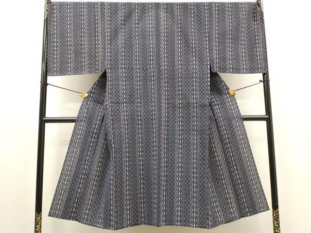 ■■■　サイズ　■■■ 身丈 142.5cm（肩から） 裄丈 71cm 袖丈 51cm　縫込み 5.5cm 袖幅 37cm 前幅 26.5cm 後幅 32.5cm 着物縫いこみ 内揚げ 6.5cm 裄 お袖側 約2cm　身頃側 約2cm ■■■　商品詳細　■■■ 【綿】 状態は特に目立ったシミ汚れなどもなく大変良い状態です。 大変上質な逸品になります。 お安く出品致しますので、是非この機会にいかがでしょうか？ ■■■　注意事項　■■■ ■モニター発色の具合により色合いが異なる場合がございます。 ■寸法は多少の誤差が生じる場合がございますのでご了承ください。 ■縫込みの長さが左右非対称の場合は短い部分を記載しております。 左右非対称であってもご返品・お値引き等の保証は出来かねますので、ご了承の上ご購入をお願い致します。 ■シミ等のチェックには注意を払っておりますが、見落としがある場合もございますし、個人の見解も様々ですので神経質な方のご購入はお控えください。 ■箪笥に入っておりました着物や帯なので畳みシワや匂いがあるものもございます。 ■お休みは基本的に土日祝となりますが、その他臨時でお休みする場合がございますのでご了承ください。 ■商品の発送は平日のみの発送となります。 ■夜間と土曜、日曜日はお問い合わせの回答が遅れる場合がございます。 ■当店では、お直し、紋入れ、お手入れ等は承っておりません。 ■生地の状態（ヤケ、経年劣化等）によってはサイズ直しが出来ない場合がございます。 その点もどうかご了承のうえ、ご購入をお願いいたします。 ■弊社で取り扱う商品は一点ものにつき、時期や在庫状況に応じて金額が変更となる場合がございます。 ■検針は行っておりません。予めご了承いただきますようお願いいたします。 ■【洗える着物】と記載のある商品におきましては、商品お届け後に洗濯を行ってしまってからのご返品にはご対応しかねます。 念の為、専門店でのお手入れをお願いいたします。 ■写真に写っている物が全てになります。それ以外の付属品はございませんのでご了承ください。 ■状態に関する写真につきましては、掲載可能な写真枚数に限りがあるため、各箇所につき1枚参考画像を掲載しております。 ■着物のサイズ目安は下記を参考ください↓ ＜女性着物＞　お端折り次第で＋5cm　−1cmが着用可能サイズ 　例）身丈170cmの場合、身長160cm〜175cm ＜男性着物＞　身丈＋約25cm〜27cm程が適応身長 　例）身丈155cmの場合、身長180〜182cm