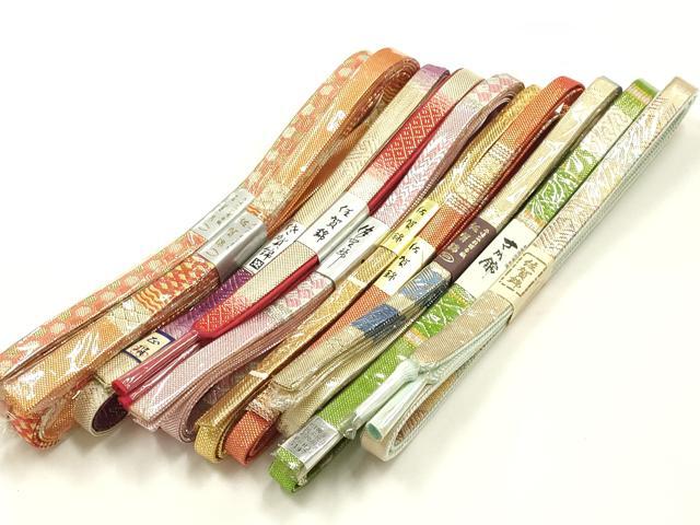 ■■■　商品詳細　■■■ 【未使用】 ※こちらのお品はまとめての出品となりますので、 汚れ・サイズ等の詳細は記載しておりません。 ご理解の上でのご入札をお願い致します。 大変上質な逸品になります。 お安く出品致しますので、是非この機会にいかがでしょうか？ ■■■　注意事項　■■■ ■モニター発色の具合により色合いが異なる場合がございます。 ■寸法は多少の誤差が生じる場合がございますのでご了承ください。 ■縫込みの長さが左右非対称の場合は短い部分を記載しております。 左右非対称であってもご返品・お値引き等の保証は出来かねますので、ご了承の上ご購入をお願い致します。 ■シミ等のチェックには注意を払っておりますが、見落としがある場合もございますし、個人の見解も様々ですので神経質な方のご購入はお控えください。 ■箪笥に入っておりました着物や帯なので畳みシワや匂いがあるものもございます。 ■お休みは基本的に土日祝となりますが、その他臨時でお休みする場合がございますのでご了承ください。 ■商品の発送は平日のみの発送となります。 ■夜間と土曜、日曜日はお問い合わせの回答が遅れる場合がございます。 ■当店では、お直し、紋入れ、お手入れ等は承っておりません。 ■生地の状態（ヤケ、経年劣化等）によってはサイズ直しが出来ない場合がございます。 その点もどうかご了承のうえ、ご購入をお願いいたします。 ■弊社で取り扱う商品は一点ものにつき、時期や在庫状況に応じて金額が変更となる場合がございます。 ■検針は行っておりません。予めご了承いただきますようお願いいたします。 ■【洗える着物】と記載のある商品におきましては、商品お届け後に洗濯を行ってしまってからのご返品にはご対応しかねます。 念の為、専門店でのお手入れをお願いいたします。 ■写真に写っている物が全てになります。それ以外の付属品はございませんのでご了承ください。 ■着物のサイズ目安は下記を参考ください↓ ＜女性着物＞　お端折り次第で＋5cm　−1cmが着用可能サイズ 　例）身丈170cmの場合、身長160cm〜175cm ＜男性着物＞　身丈＋約25cm〜27cm程が適応身長 　例）身丈155cmの場合、身長180〜182cm
