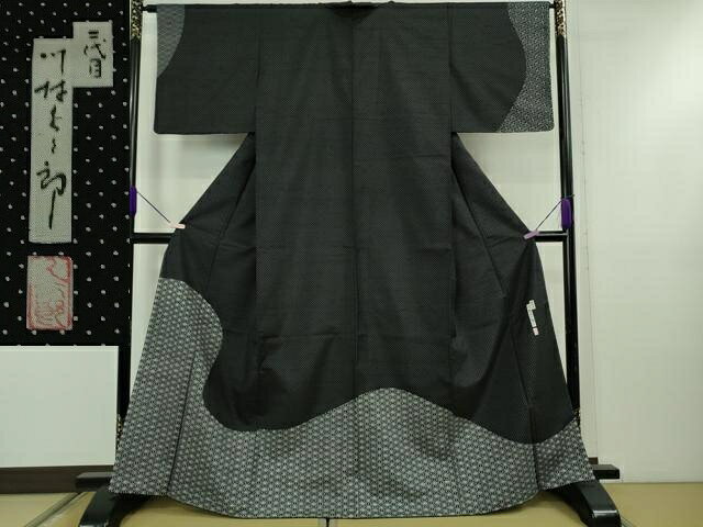 ■■■　サイズ　■■■ 身丈 163.5cm（肩から） 裄丈 65cm 袖丈 45cm 縫込み 5.5cm 袖幅 33cm 前幅 27.5cm 後幅 32.5cm 着物縫いこみ 内揚げ 4cm 裄 お袖側 約 2cm　身頃側 約 2.5cm ■■■　商品詳細　■■■ 【正絹・未使用】 状態は特に目立ったシミ汚れなどもなく大変良い状態です。 京染の中でも洒落ものでは右にでる者がいないといわれる、 伝統工芸染匠・京都府伝統産業優秀技術者の二代目・川村久太郎氏による染が 見事に施された逸品となります。 石川県の白峰村で生産されている牛首紬(うしくびつむぎ)は、 日本三大紬のなかで最も生産量が少ない織物です。 牛首紬は二匹の蚕が偶然作りだす玉繭を直接手で引き出して一本の糸にしていく 「のべ引き」という工程によって味わいのある節、美しい艶、滑らかな手触りが生まれます。 玉繭から引き出した太くしっかりとした糸によって堅牢度が高くなり、 別名「釘抜き紬」とも称されます。 複雑に絡み合った玉繭から一本の糸を作るには高度な熟練の技が要求され、 それこそが牛首紬の独自性を守っているのです。 また、牛首紬の特徴は 玉繭から手挽きする玉糸づくりと糸づくりから織りまでの 合計20にもわたる工程を一貫作業で生産していることです。 職人の手の温もりをたっぷりと含んで、 しなやかさとハリのある上質な地風が生まれます。 大変上質な極上の逸品になります。 お安く出品致しますので、是非この機会にいかがでしょうか？ ■■■　注意事項　■■■ ■モニター発色の具合により色合いが異なる場合がございます。 ■寸法は多少の誤差が生じる場合がございますのでご了承ください。 ■縫込みの長さが左右非対称の場合は短い部分を記載しております。 左右非対称であってもご返品・お値引き等の保証は出来かねますので、ご了承の上ご購入をお願い致します。 ■シミ等のチェックには注意を払っておりますが、見落としがある場合もございますし、個人の見解も様々ですので神経質な方のご購入はお控えください。 ■箪笥に入っておりました着物や帯なので畳みシワや匂いがあるものもございます。 ■お休みは基本的に土日祝となりますが、その他臨時でお休みする場合がございますのでご了承ください。 ■商品の発送は平日のみの発送となります。 ■夜間と土曜、日曜日はお問い合わせの回答が遅れる場合がございます。 ■当店では、お直し、紋入れ、お手入れ等は承っておりません。 ■生地の状態（ヤケ、経年劣化等）によってはサイズ直しが出来ない場合がございます。 その点もどうかご了承のうえ、ご購入をお願いいたします。 ■弊社で取り扱う商品は一点ものにつき、時期や在庫状況に応じて金額が変更となる場合がございます。 ■検針は行っておりません。予めご了承いただきますようお願いいたします。 ■【洗える着物】と記載のある商品におきましては、商品お届け後に洗濯を行ってしまってからのご返品にはご対応しかねます。 念の為、専門店でのお手入れをお願いいたします。 ■着物のサイズ目安は下記を参考ください↓ ＜女性着物＞　お端折り次第で＋5?　−10?が着用可能サイズ 　例）身丈170?の場合、身長160?〜175? ＜男性着物＞　身丈＋約25?〜27?程が適応身長 　例）身丈155?の場合、身長180〜182?