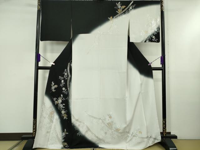 ■■■　サイズ　■■■ 身丈 168cm（肩から） 裄丈 69cm 袖丈 48.5cm　 縫込み 6.5cm 袖幅 34.5cm 前幅 25cm 後幅 30.5cm 着物縫いこみ 内揚げ 4.5cm 裄 お袖側 約 1.5cm　身頃側 約 2cm ■■■　商品詳細　■■■ 【正絹・未使用】 状態は特に目立ったシミ汚れなどもなく大変良い状態です。 大変上質な極上の逸品になります。 お安く出品致しますので、是非この機会にいかがでしょうか？ ■■■　注意事項　■■■ ■モニター発色の具合により色合いが異なる場合がございます。 ■寸法は多少の誤差が生じる場合がございますのでご了承ください。 ■縫込みの長さが左右非対称の場合は短い部分を記載しております。 左右非対称であってもご返品・お値引き等の保証は出来かねますので、ご了承の上ご購入をお願い致します。 ■シミ等のチェックには注意を払っておりますが、見落としがある場合もございますし、個人の見解も様々ですので神経質な方のご購入はお控えください。 ■箪笥に入っておりました着物や帯なので畳みシワや匂いがあるものもございます。 ■お休みは基本的に土日祝となりますが、その他臨時でお休みする場合がございますのでご了承ください。 ■商品の発送は平日のみの発送となります。 ■夜間と土曜、日曜日はお問い合わせの回答が遅れる場合がございます。 ■当店では、お直し、紋入れ、お手入れ等は承っておりません。 ■生地の状態（ヤケ、経年劣化等）によってはサイズ直しが出来ない場合がございます。 その点もどうかご了承のうえ、ご購入をお願いいたします。 ■弊社で取り扱う商品は一点ものにつき、時期や在庫状況に応じて金額が変更となる場合がございます。 ■検針は行っておりません。予めご了承いただきますようお願いいたします。 ■【洗える着物】と記載のある商品におきましては、商品お届け後に洗濯を行ってしまってからのご返品にはご対応しかねます。 念の為、専門店でのお手入れをお願いいたします。 ■着物のサイズ目安は下記を参考ください↓ ＜女性着物＞　お端折り次第で＋5?　−10?が着用可能サイズ 　例）身丈170?の場合、身長160?〜175? ＜男性着物＞　身丈＋約25?〜27?程が適応身長 　例）身丈155?の場合、身長180〜182?