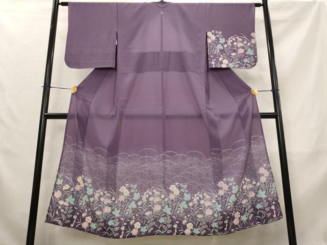 ■■■　サイズ　■■■ 身丈 148cm（肩から） 裄丈 61.5cm 袖丈 48.5cm　縫込み 3.5cm 袖幅 32.5cm 前幅 23.5cm 後幅 29.5cm 着物縫いこみ 内揚げ 11cm 裄 お袖側 約3.5cm　身頃側 約3cm ■■■　商品詳細　■■■ 【化繊・一つ紋】 状態は特に目立ったシミ汚れなどもなく大変良い状態です。 お安く出品致しますので、是非この機会にいかがでしょうか？※ご自身で洗濯された場合の保証はできかねます。 専門店にご相談ください。 ■■■　注意事項　■■■ ■モニター発色の具合により色合いが異なる場合がございます。 ■寸法は多少の誤差が生じる場合がございますのでご了承ください。 ■縫込みの長さが左右非対称の場合は短い部分を記載しております。 左右非対称であってもご返品・お値引き等の保証は出来かねますので、ご了承の上ご購入をお願い致します。 ■シミ等のチェックには注意を払っておりますが、見落としがある場合もございますし、個人の見解も様々ですので神経質な方のご購入はお控えください。 ■箪笥に入っておりました着物や帯なので畳みシワや匂いがあるものもございます。 ■お休みは基本的に土日祝となりますが、その他臨時でお休みする場合がございますのでご了承ください。 ■商品の発送は平日のみの発送となります。 ■夜間と土曜、日曜日はお問い合わせの回答が遅れる場合がございます。 ■当店では、お直し、紋入れ、お手入れ等は承っておりません。 ■生地の状態（ヤケ、経年劣化等）によってはサイズ直しが出来ない場合がございます。 その点もどうかご了承のうえ、ご購入をお願いいたします。 ■弊社で取り扱う商品は一点ものにつき、時期や在庫状況に応じて金額が変更となる場合がございます。 ■検針は行っておりません。予めご了承いただきますようお願いいたします。 ■【洗える着物】と記載のある商品におきましては、商品お届け後に洗濯を行ってしまってからのご返品にはご対応しかねます。 念の為、専門店でのお手入れをお願いいたします。 ■写真に写っている物が全てになります。それ以外の付属品はございませんのでご了承ください。 ■状態に関する写真につきましては、掲載可能な写真枚数に限りがあるため、各箇所につき1枚参考画像を掲載しております。 ■着物のサイズ目安は下記を参考ください↓ ＜女性着物＞　お端折り次第で＋5cm　−1cmが着用可能サイズ 　例）身丈170cmの場合、身長160cm〜175cm ＜男性着物＞　身丈＋約25cm〜27cm程が適応身長 　例）身丈155cmの場合、身長180〜182cm
