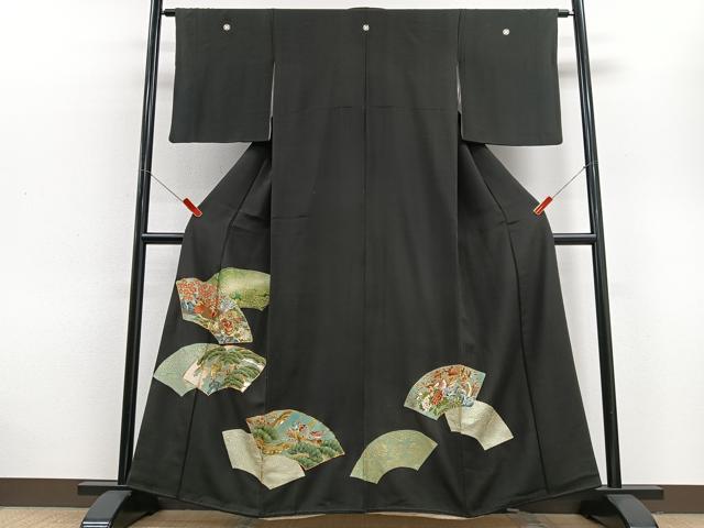 ■■■　サイズ　■■■ 身丈 159cm（肩から） 裄丈 62cm 袖丈 48cm　縫込み 5cm 袖幅 31.5cm 前幅 24.5cm 後幅 30cm 着物縫いこみ 内揚げ 3cm 裄 お袖側 約2cm　身頃側 約2.5cm ■■■　商品詳細　■■■ 【正絹・五つ紋・比翼仕立て】 状態は画像を添付しておりますので、そちらをご確認下さいますよう宜しくお願い致します。 大変上質な逸品になります。 お安く出品致しますので、是非この機会にいかがでしょうか？ ■■■　注意事項　■■■ ■モニター発色の具合により色合いが異なる場合がございます。 ■寸法は多少の誤差が生じる場合がございますのでご了承ください。 ■縫込みの長さが左右非対称の場合は短い部分を記載しております。 左右非対称であってもご返品・お値引き等の保証は出来かねますので、ご了承の上ご購入をお願い致します。 ■シミ等のチェックには注意を払っておりますが、見落としがある場合もございますし、個人の見解も様々ですので神経質な方のご購入はお控えください。 ■箪笥に入っておりました着物や帯なので畳みシワや匂いがあるものもございます。 ■お休みは基本的に土日祝となりますが、その他臨時でお休みする場合がございますのでご了承ください。 ■商品の発送は平日のみの発送となります。 ■夜間と土曜、日曜日はお問い合わせの回答が遅れる場合がございます。 ■当店では、お直し、紋入れ、お手入れ等は承っておりません。 ■生地の状態（ヤケ、経年劣化等）によってはサイズ直しが出来ない場合がございます。 その点もどうかご了承のうえ、ご購入をお願いいたします。 ■弊社で取り扱う商品は一点ものにつき、時期や在庫状況に応じて金額が変更となる場合がございます。 ■検針は行っておりません。予めご了承いただきますようお願いいたします。 ■【洗える着物】と記載のある商品におきましては、商品お届け後に洗濯を行ってしまってからのご返品にはご対応しかねます。 念の為、専門店でのお手入れをお願いいたします。 ■着物のサイズ目安は下記を参考ください↓ ＜女性着物＞　お端折り次第で＋5cm　−1cmが着用可能サイズ 　例）身丈170cmの場合、身長160cm〜175cm ＜男性着物＞　身丈＋約25cm〜27cm程が適応身長 　例）身丈155cmの場合、身長180〜182cm