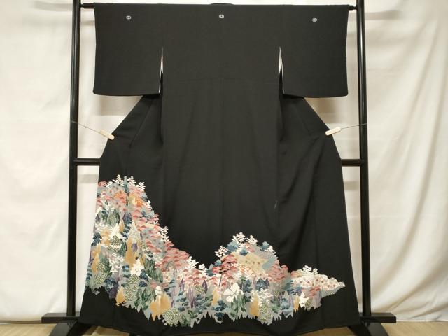 ■■■　サイズ　■■■ 身丈 161cm（肩から） 裄丈 63cm 袖丈 46cm　縫込み 8cm 袖幅 34cm 前幅 23cm 後幅 29cm 着物縫いこみ 内揚げ 4cm 裄 お袖側 約1cm　身頃側 約3cm ■■■　商品詳細　■■■ 【正絹・五つ紋・比翼仕立て】 状態は画像を添付しておりますので、そちらをご確認下さいますよう宜しくお願い致します。 大変上質な逸品になります。 お安く出品致しますので、是非この機会にいかがでしょうか？ ■■■　注意事項　■■■ ■モニター発色の具合により色合いが異なる場合がございます。 ■寸法は多少の誤差が生じる場合がございますのでご了承ください。 ■縫込みの長さが左右非対称の場合は短い部分を記載しております。 左右非対称であってもご返品・お値引き等の保証は出来かねますので、ご了承の上ご購入をお願い致します。 ■シミ等のチェックには注意を払っておりますが、見落としがある場合もございますし、個人の見解も様々ですので神経質な方のご購入はお控えください。 ■箪笥に入っておりました着物や帯なので畳みシワや匂いがあるものもございます。 ■お休みは基本的に土日祝となりますが、その他臨時でお休みする場合がございますのでご了承ください。 ■商品の発送は平日のみの発送となります。 ■夜間と土曜、日曜日はお問い合わせの回答が遅れる場合がございます。 ■当店では、お直し、紋入れ、お手入れ等は承っておりません。 ■生地の状態（ヤケ、経年劣化等）によってはサイズ直しが出来ない場合がございます。 その点もどうかご了承のうえ、ご購入をお願いいたします。 ■弊社で取り扱う商品は一点ものにつき、時期や在庫状況に応じて金額が変更となる場合がございます。 ■検針は行っておりません。予めご了承いただきますようお願いいたします。 ■【洗える着物】と記載のある商品におきましては、商品お届け後に洗濯を行ってしまってからのご返品にはご対応しかねます。 念の為、専門店でのお手入れをお願いいたします。 ■着物のサイズ目安は下記を参考ください↓ ＜女性着物＞　お端折り次第で＋5cm　−1cmが着用可能サイズ 　例）身丈170cmの場合、身長160cm〜175cm ＜男性着物＞　身丈＋約25cm〜27cm程が適応身長 　例）身丈155cmの場合、身長180〜182cm