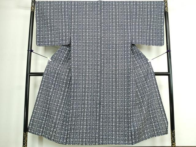 ■■■　サイズ　■■■ 身丈 146cm（肩から） 裄丈 68cm 袖丈 50cm　縫込み 3cm 袖幅 35cm 前幅 26.5cm 後幅 31cm 着物縫いこみ 内揚げ 4cm 裄 お袖側 約1.5cm　身頃側 約1cm ■■■　商品詳細　■■■ 【綿】 状態は特に目立ったシミ汚れなどもなく大変良い状態です。 大変上質な逸品になります。 お安く出品致しますので、是非この機会にいかがでしょうか？ ■■■　注意事項　■■■ ■モニター発色の具合により色合いが異なる場合がございます。 ■寸法は多少の誤差が生じる場合がございますのでご了承ください。 ■縫込みの長さが左右非対称の場合は短い部分を記載しております。 左右非対称であってもご返品・お値引き等の保証は出来かねますので、ご了承の上ご購入をお願い致します。 ■シミ等のチェックには注意を払っておりますが、見落としがある場合もございますし、個人の見解も様々ですので神経質な方のご購入はお控えください。 ■箪笥に入っておりました着物や帯なので畳みシワや匂いがあるものもございます。 ■お休みは基本的に土日祝となりますが、その他臨時でお休みする場合がございますのでご了承ください。 ■商品の発送は平日のみの発送となります。 ■夜間と土曜、日曜日はお問い合わせの回答が遅れる場合がございます。 ■当店では、お直し、紋入れ、お手入れ等は承っておりません。 ■生地の状態（ヤケ、経年劣化等）によってはサイズ直しが出来ない場合がございます。 その点もどうかご了承のうえ、ご購入をお願いいたします。 ■弊社で取り扱う商品は一点ものにつき、時期や在庫状況に応じて金額が変更となる場合がございます。 ■検針は行っておりません。予めご了承いただきますようお願いいたします。 ■【洗える着物】と記載のある商品におきましては、商品お届け後に洗濯を行ってしまってからのご返品にはご対応しかねます。 念の為、専門店でのお手入れをお願いいたします。 ■写真に写っている物が全てになります。それ以外の付属品はございませんのでご了承ください。 ■状態に関する写真につきましては、掲載可能な写真枚数に限りがあるため、各箇所につき1枚参考画像を掲載しております。 ■着物のサイズ目安は下記を参考ください↓ ＜女性着物＞　お端折り次第で＋5cm　−1cmが着用可能サイズ 　例）身丈170cmの場合、身長160cm〜175cm ＜男性着物＞　身丈＋約25cm〜27cm程が適応身長 　例）身丈155cmの場合、身長180〜182cm