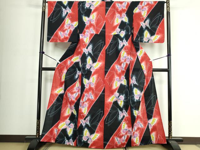 ■■■　サイズ　■■■ 身丈 162.5cm（肩から） 裄丈 66cm 袖丈 49cm　縫込み 2cm 袖幅 34.5cm 前幅 23.5cm 後幅 29cm 着物縫いこみ 内揚げ 6cm 裄 お袖側 約1.5cm　身頃側 約4.5cm ■■■　商品詳細　■■■ 【綿】 状態は特に目立ったシミ汚れなどもなく大変良い状態です。 大変上質な逸品になります。 お安く出品致しますので、是非この機会にいかがでしょうか？ ■■■　注意事項　■■■ ■モニター発色の具合により色合いが異なる場合がございます。 ■寸法は多少の誤差が生じる場合がございますのでご了承ください。 ■縫込みの長さが左右非対称の場合は短い部分を記載しております。 左右非対称であってもご返品・お値引き等の保証は出来かねますので、ご了承の上ご購入をお願い致します。 ■シミ等のチェックには注意を払っておりますが、見落としがある場合もございますし、個人の見解も様々ですので神経質な方のご購入はお控えください。 ■箪笥に入っておりました着物や帯なので畳みシワや匂いがあるものもございます。 ■お休みは基本的に土日祝となりますが、その他臨時でお休みする場合がございますのでご了承ください。 ■商品の発送は平日のみの発送となります。 ■夜間と土曜、日曜日はお問い合わせの回答が遅れる場合がございます。 ■当店では、お直し、紋入れ、お手入れ等は承っておりません。 ■生地の状態（ヤケ、経年劣化等）によってはサイズ直しが出来ない場合がございます。 その点もどうかご了承のうえ、ご購入をお願いいたします。 ■弊社で取り扱う商品は一点ものにつき、時期や在庫状況に応じて金額が変更となる場合がございます。 ■検針は行っておりません。予めご了承いただきますようお願いいたします。 ■【洗える着物】と記載のある商品におきましては、商品お届け後に洗濯を行ってしまってからのご返品にはご対応しかねます。 念の為、専門店でのお手入れをお願いいたします。 ■写真に写っている物が全てになります。それ以外の付属品はございませんのでご了承ください。 ■状態に関する写真につきましては、掲載可能な写真枚数に限りがあるため、各箇所につき1枚参考画像を掲載しております。 ■着物のサイズ目安は下記を参考ください↓ ＜女性着物＞　お端折り次第で＋5cm　−1cmが着用可能サイズ 　例）身丈170cmの場合、身長160cm〜175cm ＜男性着物＞　身丈＋約25cm〜27cm程が適応身長 　例）身丈155cmの場合、身長180〜182cm