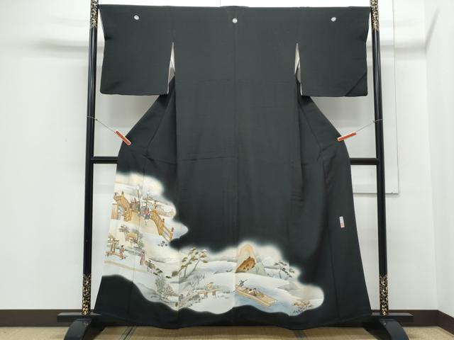 ■■■　サイズ　■■■ 身丈 158cm（肩から） 裄丈 67cm 袖丈 46cm　縫込み 7cm 袖幅 34cm 前幅 25cm 後幅 29cm 着物縫いこみ 内揚げ 5cm 裄 お袖側 約2cm　身頃側 約2cm ■■■　商品詳細　■■■ 【正絹・五つ紋・比翼仕立て】 状態は接写画像のように表地所々・衿山・裏地に薄い汚れがございます。 大変上質な逸品になりますのでぜひお手入れをされてお召しになられてはいかがでしょうか。 お安く出品致しますので、是非この機会にいかがでしょうか？ ■■■　注意事項　■■■ ■モニター発色の具合により色合いが異なる場合がございます。 ■寸法は多少の誤差が生じる場合がございますのでご了承ください。 ■縫込みの長さが左右非対称の場合は短い部分を記載しております。 左右非対称であってもご返品・お値引き等の保証は出来かねますので、ご了承の上ご購入をお願い致します。 ■シミ等のチェックには注意を払っておりますが、見落としがある場合もございますし、個人の見解も様々ですので神経質な方のご購入はお控えください。 ■箪笥に入っておりました着物や帯なので畳みシワや匂いがあるものもございます。 ■お休みは基本的に土日祝となりますが、その他臨時でお休みする場合がございますのでご了承ください。 ■商品の発送は平日のみの発送となります。 ■夜間と土曜、日曜日はお問い合わせの回答が遅れる場合がございます。 ■当店では、お直し、紋入れ、お手入れ等は承っておりません。 ■生地の状態（ヤケ、経年劣化等）によってはサイズ直しが出来ない場合がございます。 その点もどうかご了承のうえ、ご購入をお願いいたします。 ■弊社で取り扱う商品は一点ものにつき、時期や在庫状況に応じて金額が変更となる場合がございます。 ■検針は行っておりません。予めご了承いただきますようお願いいたします。 ■【洗える着物】と記載のある商品におきましては、商品お届け後に洗濯を行ってしまってからのご返品にはご対応しかねます。 念の為、専門店でのお手入れをお願いいたします。 ■着物のサイズ目安は下記を参考ください↓ ＜女性着物＞　お端折り次第で＋5cm　−1cmが着用可能サイズ 　例）身丈170cmの場合、身長160cm〜175cm ＜男性着物＞　身丈＋約25cm〜27cm程が適応身長 　例）身丈155cmの場合、身長180〜182cm