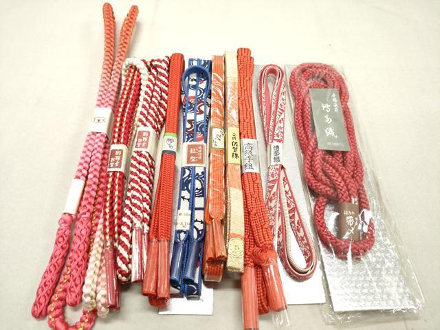 ■■■　商品詳細　■■■ 【未使用】 ※こちらのお品はまとめての出品となりますので、 汚れ・サイズ等の詳細は記載しておりません。 ご理解の上でのご入札をお願い致します。 大変上質な逸品になります。 お安く出品致しますので、是非この機会にいかがでしょうか？ ■■■　注意事項　■■■ ■モニター発色の具合により色合いが異なる場合がございます。 ■寸法は多少の誤差が生じる場合がございますのでご了承ください。 ■縫込みの長さが左右非対称の場合は短い部分を記載しております。 左右非対称であってもご返品・お値引き等の保証は出来かねますので、ご了承の上ご購入をお願い致します。 ■シミ等のチェックには注意を払っておりますが、見落としがある場合もございますし、個人の見解も様々ですので神経質な方のご購入はお控えください。 ■箪笥に入っておりました着物や帯なので畳みシワや匂いがあるものもございます。 ■お休みは基本的に土日祝となりますが、その他臨時でお休みする場合がございますのでご了承ください。 ■商品の発送は平日のみの発送となります。 ■夜間と土曜、日曜日はお問い合わせの回答が遅れる場合がございます。 ■当店では、お直し、紋入れ、お手入れ等は承っておりません。 ■生地の状態（ヤケ、経年劣化等）によってはサイズ直しが出来ない場合がございます。 その点もどうかご了承のうえ、ご購入をお願いいたします。 ■弊社で取り扱う商品は一点ものにつき、時期や在庫状況に応じて金額が変更となる場合がございます。 ■検針は行っておりません。予めご了承いただきますようお願いいたします。 ■【洗える着物】と記載のある商品におきましては、商品お届け後に洗濯を行ってしまってからのご返品にはご対応しかねます。 念の為、専門店でのお手入れをお願いいたします。 ■着物のサイズ目安は下記を参考ください↓ ＜女性着物＞　お端折り次第で＋5?　−10?が着用可能サイズ 　例）身丈170?の場合、身長160?〜175? ＜男性着物＞　身丈＋約25?〜27?程が適応身長 　例）身丈155?の場合、身長180〜182?