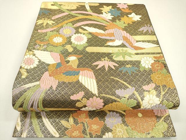 ■■■　サイズ　■■■ 長さ 424cm 幅 30.5cm程 ■■■　商品詳細　■■■ 【正絹】 状態は締めてはおりますが 特に目立ったシミ汚れなどもなく大変良い状態です。 大変上質な逸品になります。 お安く出品致しますので、是非この機会にいかがでしょうか？ ■■■　注意事項　■■■ ■モニター発色の具合により色合いが異なる場合がございます。 ■寸法は多少の誤差が生じる場合がございますのでご了承ください。 ■縫込みの長さが左右非対称の場合は短い部分を記載しております。 左右非対称であってもご返品・お値引き等の保証は出来かねますので、ご了承の上ご購入をお願い致します。 ■シミ等のチェックには注意を払っておりますが、見落としがある場合もございますし、個人の見解も様々ですので神経質な方のご購入はお控えください。 ■箪笥に入っておりました着物や帯なので畳みシワや匂いがあるものもございます。 ■お休みは基本的に土日祝となりますが、その他臨時でお休みする場合がございますのでご了承ください。 ■商品の発送は平日のみの発送となります。 ■夜間と土曜、日曜日はお問い合わせの回答が遅れる場合がございます。 ■当店では、お直し、紋入れ、お手入れ等は承っておりません。 ■生地の状態（ヤケ、経年劣化等）によってはサイズ直しが出来ない場合がございます。 その点もどうかご了承のうえ、ご購入をお願いいたします。 ■弊社で取り扱う商品は一点ものにつき、時期や在庫状況に応じて金額が変更となる場合がございます。 ■検針は行っておりません。予めご了承いただきますようお願いいたします。 ■【洗える着物】と記載のある商品におきましては、商品お届け後に洗濯を行ってしまってからのご返品にはご対応しかねます。 念の為、専門店でのお手入れをお願いいたします。 ■着物のサイズ目安は下記を参考ください↓ ＜女性着物＞　お端折り次第で＋5cm　−1cmが着用可能サイズ 　例）身丈170cmの場合、身長160cm〜175cm ＜男性着物＞　身丈＋約25cm〜27cm程が適応身長 　例）身丈155cmの場合、身長180〜182cm