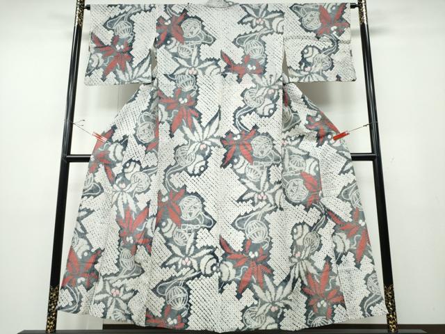 ■■■　サイズ　■■■ 身丈 154cm（肩から） 裄丈 67.5cm 袖丈 43.5cm　縫込み 4.5cm 袖幅 35cm 前幅 26cm 後幅 31.5cm 着物縫いこみ 内揚げ 4.5cm 裄 お袖側 約1cm　身頃側 約0cm ■■■　商品詳細　■■■ 【綿】 状態は接写画像のように衿山・上前・後身頃・左袖前に薄い汚れがございますが その他特に目立ったシミ汚れなどもなく大変良い状態です。 人気の高い“有松鳴海絞り”の浴衣でございます。 “鳴海絞り”ならではの表情を生み出す立体感と 淡いぼかしで息を吹き込まれ、 今にも動き出しそうな迫力を放っております。 夏祭りや花火大会、これから増えるイベントに連れ立って、 より夏をお楽しみ下さいませ。 大変上質な逸品になります。 お安く出品致しますので、是非この機会にいかがでしょうか？ ■■■　注意事項　■■■ ■モニター発色の具合により色合いが異なる場合がございます。 ■寸法は多少の誤差が生じる場合がございますのでご了承ください。 ■縫込みの長さが左右非対称の場合は短い部分を記載しております。 左右非対称であってもご返品・お値引き等の保証は出来かねますので、ご了承の上ご購入をお願い致します。 ■シミ等のチェックには注意を払っておりますが、見落としがある場合もございますし、個人の見解も様々ですので神経質な方のご購入はお控えください。 ■箪笥に入っておりました着物や帯なので畳みシワや匂いがあるものもございます。 ■お休みは基本的に土日祝となりますが、その他臨時でお休みする場合がございますのでご了承ください。 ■商品の発送は平日のみの発送となります。 ■夜間と土曜、日曜日はお問い合わせの回答が遅れる場合がございます。 ■当店では、お直し、紋入れ、お手入れ等は承っておりません。 ■生地の状態（ヤケ、経年劣化等）によってはサイズ直しが出来ない場合がございます。 その点もどうかご了承のうえ、ご購入をお願いいたします。 ■弊社で取り扱う商品は一点ものにつき、時期や在庫状況に応じて金額が変更となる場合がございます。 ■検針は行っておりません。予めご了承いただきますようお願いいたします。 ■【洗える着物】と記載のある商品におきましては、商品お届け後に洗濯を行ってしまってからのご返品にはご対応しかねます。 念の為、専門店でのお手入れをお願いいたします。 ■着物のサイズ目安は下記を参考ください↓ ＜女性着物＞　お端折り次第で＋5cm　−1cmが着用可能サイズ 　例）身丈170cmの場合、身長160cm〜175cm ＜男性着物＞　身丈＋約25cm〜27cm程が適応身長 　例）身丈155cmの場合、身長180〜182cm