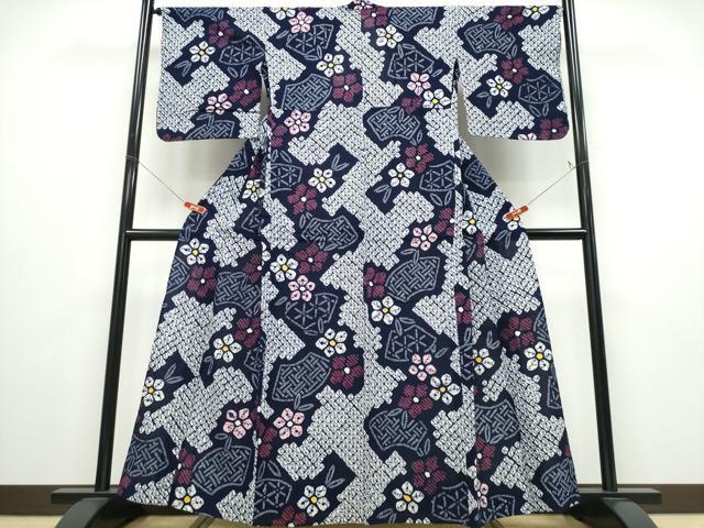 ■■■　サイズ　■■■ 身丈 160cm（肩から） 裄丈 67cm 袖丈 49cm　縫込み 1.5cm 袖幅 34.5cm 前幅 26cm 後幅 30.5cm 着物縫いこみ 内揚げ 0cm 裄 お袖側 約1cm　身頃側 約1cm ■■■　商品詳細　■■■ 【綿】 状態は接写画像のように衿山・右袖後に薄い汚れがございますが その他特に目立ったシミ汚れなどもなく大変良い状態です。 人気の高い“有松鳴海絞り”の浴衣でございます。 “鳴海絞り”ならではの表情を生み出す立体感と 淡いぼかしで息を吹き込まれ、 今にも動き出しそうな迫力を放っております。 夏祭りや花火大会、これから増えるイベントに連れ立って、 より夏をお楽しみ下さいませ。 大変上質な逸品になります。 お安く出品致しますので、是非この機会にいかがでしょうか？ ■■■　注意事項　■■■ ■モニター発色の具合により色合いが異なる場合がございます。 ■寸法は多少の誤差が生じる場合がございますのでご了承ください。 ■縫込みの長さが左右非対称の場合は短い部分を記載しております。 左右非対称であってもご返品・お値引き等の保証は出来かねますので、ご了承の上ご購入をお願い致します。 ■シミ等のチェックには注意を払っておりますが、見落としがある場合もございますし、個人の見解も様々ですので神経質な方のご購入はお控えください。 ■箪笥に入っておりました着物や帯なので畳みシワや匂いがあるものもございます。 ■お休みは基本的に土日祝となりますが、その他臨時でお休みする場合がございますのでご了承ください。 ■商品の発送は平日のみの発送となります。 ■夜間と土曜、日曜日はお問い合わせの回答が遅れる場合がございます。 ■当店では、お直し、紋入れ、お手入れ等は承っておりません。 ■生地の状態（ヤケ、経年劣化等）によってはサイズ直しが出来ない場合がございます。 その点もどうかご了承のうえ、ご購入をお願いいたします。 ■弊社で取り扱う商品は一点ものにつき、時期や在庫状況に応じて金額が変更となる場合がございます。 ■検針は行っておりません。予めご了承いただきますようお願いいたします。 ■【洗える着物】と記載のある商品におきましては、商品お届け後に洗濯を行ってしまってからのご返品にはご対応しかねます。 念の為、専門店でのお手入れをお願いいたします。 ■着物のサイズ目安は下記を参考ください↓ ＜女性着物＞　お端折り次第で＋5cm　−1cmが着用可能サイズ 　例）身丈170cmの場合、身長160cm〜175cm ＜男性着物＞　身丈＋約25cm〜27cm程が適応身長 　例）身丈155cmの場合、身長180〜182cm