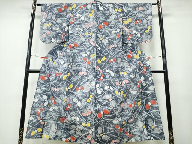 ■■■　サイズ　■■■ 身丈 153.5cm（肩から） 裄丈 63.5cm 袖丈 48cm　縫込み 2.5cm 袖幅 33.5cm 前幅 24.5cm 後幅 29.5cm 着物縫いこみ 内揚げ 0cm 裄 お袖側 約3cm　身頃側 約3cm ■■■　商品詳細　■■■ 【綿】 状態は接写画像のように肩当て・居敷当てに薄いシミがございますが その他表地は特に目立ったシミ汚れなどもなく大変良い状態です。 人気の高い“有松鳴海絞り”の浴衣でございます。 “鳴海絞り”ならではの表情を生み出す立体感と 淡いぼかしで息を吹き込まれ、 今にも動き出しそうな迫力を放っております。 夏祭りや花火大会、これから増えるイベントに連れ立って、 より夏をお楽しみ下さいませ。 大変上質な逸品になります。 お安く出品致しますので、是非この機会にいかがでしょうか？ ■■■　注意事項　■■■ ■モニター発色の具合により色合いが異なる場合がございます。 ■寸法は多少の誤差が生じる場合がございますのでご了承ください。 ■縫込みの長さが左右非対称の場合は短い部分を記載しております。 左右非対称であってもご返品・お値引き等の保証は出来かねますので、ご了承の上ご購入をお願い致します。 ■シミ等のチェックには注意を払っておりますが、見落としがある場合もございますし、個人の見解も様々ですので神経質な方のご購入はお控えください。 ■箪笥に入っておりました着物や帯なので畳みシワや匂いがあるものもございます。 ■お休みは基本的に土日祝となりますが、その他臨時でお休みする場合がございますのでご了承ください。 ■商品の発送は平日のみの発送となります。 ■夜間と土曜、日曜日はお問い合わせの回答が遅れる場合がございます。 ■当店では、お直し、紋入れ、お手入れ等は承っておりません。 ■生地の状態（ヤケ、経年劣化等）によってはサイズ直しが出来ない場合がございます。 その点もどうかご了承のうえ、ご購入をお願いいたします。 ■弊社で取り扱う商品は一点ものにつき、時期や在庫状況に応じて金額が変更となる場合がございます。 ■検針は行っておりません。予めご了承いただきますようお願いいたします。 ■【洗える着物】と記載のある商品におきましては、商品お届け後に洗濯を行ってしまってからのご返品にはご対応しかねます。 念の為、専門店でのお手入れをお願いいたします。 ■着物のサイズ目安は下記を参考ください↓ ＜女性着物＞　お端折り次第で＋5cm　−1cmが着用可能サイズ 　例）身丈170cmの場合、身長160cm〜175cm ＜男性着物＞　身丈＋約25cm〜27cm程が適応身長 　例）身丈155cmの場合、身長180〜182cm