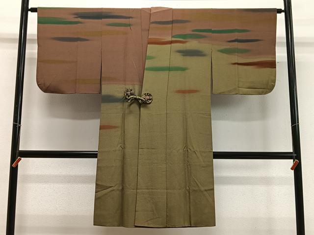 ■■■　サイズ　■■■ 身丈 110.5cm（肩から） 裄丈 63.5cm 袖丈 46.5cm　縫込み 7cm 袖幅 34.5cm 前幅 25.5cm 後幅 29.5cm 裄 お袖側 約2cm　身頃側 約4cm ■■■　商品詳細　■■■ 【正絹】 状態は特に目立ったシミ汚れなどもなく大変良い状態です。 大変上質な逸品になります。 お安く出品致しますので、是非この機会にいかがでしょうか？ ■■■　注意事項　■■■ ■モニター発色の具合により色合いが異なる場合がございます。 ■寸法は多少の誤差が生じる場合がございますのでご了承ください。 ■縫込みの長さが左右非対称の場合は短い部分を記載しております。 左右非対称であってもご返品・お値引き等の保証は出来かねますので、ご了承の上ご購入をお願い致します。 ■シミ等のチェックには注意を払っておりますが、見落としがある場合もございますし、個人の見解も様々ですので神経質な方のご購入はお控えください。 ■箪笥に入っておりました着物や帯なので畳みシワや匂いがあるものもございます。 ■お休みは基本的に土日祝となりますが、その他臨時でお休みする場合がございますのでご了承ください。 ■商品の発送は平日のみの発送となります。 ■夜間と土曜、日曜日はお問い合わせの回答が遅れる場合がございます。 ■当店では、お直し、紋入れ、お手入れ等は承っておりません。 ■生地の状態（ヤケ、経年劣化等）によってはサイズ直しが出来ない場合がございます。 その点もどうかご了承のうえ、ご購入をお願いいたします。 ■弊社で取り扱う商品は一点ものにつき、時期や在庫状況に応じて金額が変更となる場合がございます。 ■検針は行っておりません。予めご了承いただきますようお願いいたします。 ■【洗える着物】と記載のある商品におきましては、商品お届け後に洗濯を行ってしまってからのご返品にはご対応しかねます。 念の為、専門店でのお手入れをお願いいたします。 ■着物のサイズ目安は下記を参考ください↓ ＜女性着物＞　お端折り次第で＋5cm　−1cmが着用可能サイズ 　例）身丈170cmの場合、身長160cm〜175cm ＜男性着物＞　身丈＋約25cm〜27cm程が適応身長 　例）身丈155cmの場合、身長180〜182cm