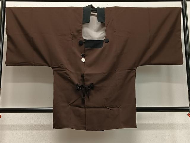 ■■■　サイズ　■■■ 身丈 91cm（肩から） 裄丈 69.5cm 袖丈 45cm　縫込み 1cm 袖幅 36cm 前幅 24cm 後幅 31cm 裄 お袖側 約0cm　身頃側 約0cm ■■■　商品詳細　■■■ 【正絹】 状態は接写画像のように羽裏に汚れがございますが その他特に目立ったシミ汚れなどもなく大変良い状態です。 大変上質な逸品になります。 お安く出品致しますので、是非この機会にいかがでしょうか？ ■■■　注意事項　■■■ ■モニター発色の具合により色合いが異なる場合がございます。 ■寸法は多少の誤差が生じる場合がございますのでご了承ください。 ■縫込みの長さが左右非対称の場合は短い部分を記載しております。 左右非対称であってもご返品・お値引き等の保証は出来かねますので、ご了承の上ご購入をお願い致します。 ■シミ等のチェックには注意を払っておりますが、見落としがある場合もございますし、個人の見解も様々ですので神経質な方のご購入はお控えください。 ■箪笥に入っておりました着物や帯なので畳みシワや匂いがあるものもございます。 ■お休みは基本的に土日祝となりますが、その他臨時でお休みする場合がございますのでご了承ください。 ■商品の発送は平日のみの発送となります。 ■夜間と土曜、日曜日はお問い合わせの回答が遅れる場合がございます。 ■当店では、お直し、紋入れ、お手入れ等は承っておりません。 ■生地の状態（ヤケ、経年劣化等）によってはサイズ直しが出来ない場合がございます。 その点もどうかご了承のうえ、ご購入をお願いいたします。 ■弊社で取り扱う商品は一点ものにつき、時期や在庫状況に応じて金額が変更となる場合がございます。 ■検針は行っておりません。予めご了承いただきますようお願いいたします。 ■【洗える着物】と記載のある商品におきましては、商品お届け後に洗濯を行ってしまってからのご返品にはご対応しかねます。 念の為、専門店でのお手入れをお願いいたします。 ■着物のサイズ目安は下記を参考ください↓ ＜女性着物＞　お端折り次第で＋5cm　−1cmが着用可能サイズ 　例）身丈170cmの場合、身長160cm〜175cm ＜男性着物＞　身丈＋約25cm〜27cm程が適応身長 　例）身丈155cmの場合、身長180〜182cm