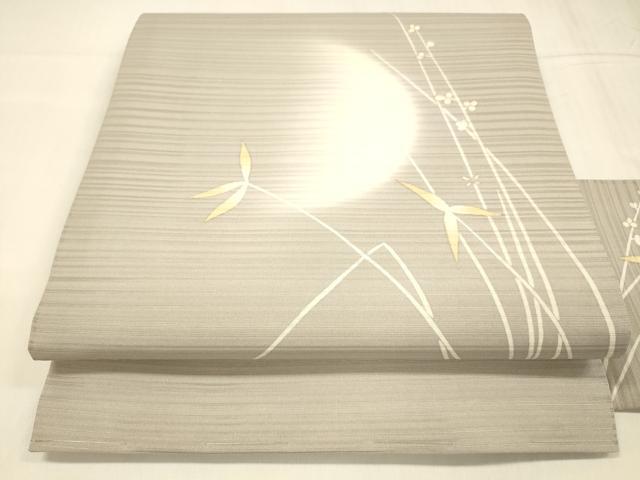 ■■■　サイズ　■■■ 長さ 380.5cm 幅 30cm程 ■■■　商品詳細　■■■ 【正絹】 状態は接写画像のように たれ先上部に薄い汚れがございますが その他特に目立ったシミ汚れなどもなく大変良い状態です。 着用時には見えない部分になるかと思いますので あまり気にならずお召になれるかと思います。 大変上質な逸品になります。 お安く出品致しますので、是非この機会にいかがでしょうか？ ■■■　注意事項　■■■ ■モニター発色の具合により色合いが異なる場合がございます。 ■寸法は多少の誤差が生じる場合がございますのでご了承ください。 ■縫込みの長さが左右非対称の場合は短い部分を記載しております。 左右非対称であってもご返品・お値引き等の保証は出来かねますので、ご了承の上ご購入をお願い致します。 ■シミ等のチェックには注意を払っておりますが、見落としがある場合もございますし、個人の見解も様々ですので神経質な方のご購入はお控えください。 ■箪笥に入っておりました着物や帯なので畳みシワや匂いがあるものもございます。 ■お休みは基本的に土日祝となりますが、その他臨時でお休みする場合がございますのでご了承ください。 ■商品の発送は平日のみの発送となります。 ■夜間と土曜、日曜日はお問い合わせの回答が遅れる場合がございます。 ■当店では、お直し、紋入れ、お手入れ等は承っておりません。 ■生地の状態（ヤケ、経年劣化等）によってはサイズ直しが出来ない場合がございます。 その点もどうかご了承のうえ、ご購入をお願いいたします。 ■弊社で取り扱う商品は一点ものにつき、時期や在庫状況に応じて金額が変更となる場合がございます。 ■検針は行っておりません。予めご了承いただきますようお願いいたします。 ■【洗える着物】と記載のある商品におきましては、商品お届け後に洗濯を行ってしまってからのご返品にはご対応しかねます。 念の為、専門店でのお手入れをお願いいたします。 ■着物のサイズ目安は下記を参考ください↓ ＜女性着物＞　お端折り次第で＋5cm　−1cmが着用可能サイズ 　例）身丈170cmの場合、身長160cm〜175cm ＜男性着物＞　身丈＋約25cm〜27cm程が適応身長 　例）身丈155cmの場合、身長180〜182cm