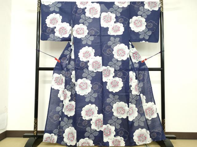 ■■■　サイズ　■■■ 身丈 162cm（肩から） 裄丈 67cm 袖丈 48cm　縫込み 1cm 袖幅 34cm 前幅 24cm 後幅 31cm 着物縫いこみ 内揚げ 0cm 裄 お袖側 約1cm　身頃側 約0cm ■■■　商品詳細　■■■ 【綿】 状態は接写画像のように右袖前・衿山・衿に薄い汚れがございますが その他特に目立ったシミ汚れなどもなく大変良い状態です。 大変上質な逸品になります。 お安く出品致しますので、是非この機会にいかがでしょうか？ ■■■　注意事項　■■■ ■モニター発色の具合により色合いが異なる場合がございます。 ■寸法は多少の誤差が生じる場合がございますのでご了承ください。 ■縫込みの長さが左右非対称の場合は短い部分を記載しております。 左右非対称であってもご返品・お値引き等の保証は出来かねますので、ご了承の上ご購入をお願い致します。 ■シミ等のチェックには注意を払っておりますが、見落としがある場合もございますし、個人の見解も様々ですので神経質な方のご購入はお控えください。 ■箪笥に入っておりました着物や帯なので畳みシワや匂いがあるものもございます。 ■お休みは基本的に土日祝となりますが、その他臨時でお休みする場合がございますのでご了承ください。 ■商品の発送は平日のみの発送となります。 ■夜間と土曜、日曜日はお問い合わせの回答が遅れる場合がございます。 ■当店では、お直し、紋入れ、お手入れ等は承っておりません。 ■生地の状態（ヤケ、経年劣化等）によってはサイズ直しが出来ない場合がございます。 その点もどうかご了承のうえ、ご購入をお願いいたします。 ■弊社で取り扱う商品は一点ものにつき、時期や在庫状況に応じて金額が変更となる場合がございます。 ■検針は行っておりません。予めご了承いただきますようお願いいたします。 ■【洗える着物】と記載のある商品におきましては、商品お届け後に洗濯を行ってしまってからのご返品にはご対応しかねます。 念の為、専門店でのお手入れをお願いいたします。 ■着物のサイズ目安は下記を参考ください↓ ＜女性着物＞　お端折り次第で＋5cm　−1cmが着用可能サイズ 　例）身丈170cmの場合、身長160cm〜175cm ＜男性着物＞　身丈＋約25cm〜27cm程が適応身長 　例）身丈155cmの場合、身長180〜182cm