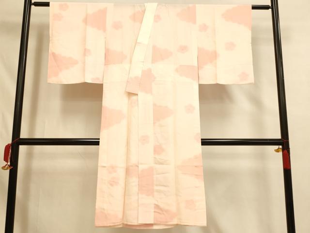 ■■■　サイズ　■■■ 身丈 119cm（肩から） 裄丈 59cm 袖丈 47cm　縫込み 5cm 袖幅 32cm 前幅 26.5cm 後幅 30cm 着物縫いこみ 内揚げ 10cm 裄 お袖側 約4cm　身頃側 約4cm ■■■　商品詳細　■■■ 【正絹】 状態は画像を添付しておりますので、そちらをご確認下さいますよう宜しくお願い致します。 大変上質な逸品になります。 お安く出品致しますので、是非この機会にいかがでしょうか？ ■■■　注意事項　■■■ ■モニター発色の具合により色合いが異なる場合がございます。 ■寸法は多少の誤差が生じる場合がございますのでご了承ください。 ■縫込みの長さが左右非対称の場合は短い部分を記載しております。 左右非対称であってもご返品・お値引き等の保証は出来かねますので、ご了承の上ご購入をお願い致します。 ■シミ等のチェックには注意を払っておりますが、見落としがある場合もございますし、個人の見解も様々ですので神経質な方のご購入はお控えください。 ■箪笥に入っておりました着物や帯なので畳みシワや匂いがあるものもございます。 ■お休みは基本的に土日祝となりますが、その他臨時でお休みする場合がございますのでご了承ください。 ■商品の発送は平日のみの発送となります。 ■夜間と土曜、日曜日はお問い合わせの回答が遅れる場合がございます。 ■当店では、お直し、紋入れ、お手入れ等は承っておりません。 ■生地の状態（ヤケ、経年劣化等）によってはサイズ直しが出来ない場合がございます。 その点もどうかご了承のうえ、ご購入をお願いいたします。 ■弊社で取り扱う商品は一点ものにつき、時期や在庫状況に応じて金額が変更となる場合がございます。 ■検針は行っておりません。予めご了承いただきますようお願いいたします。 ■【洗える着物】と記載のある商品におきましては、商品お届け後に洗濯を行ってしまってからのご返品にはご対応しかねます。 念の為、専門店でのお手入れをお願いいたします。 ■着物のサイズ目安は下記を参考ください↓ ＜女性着物＞　お端折り次第で＋5cm　−1cmが着用可能サイズ 　例）身丈170cmの場合、身長160cm〜175cm ＜男性着物＞　身丈＋約25cm〜27cm程が適応身長 　例）身丈155cmの場合、身長180〜182cm