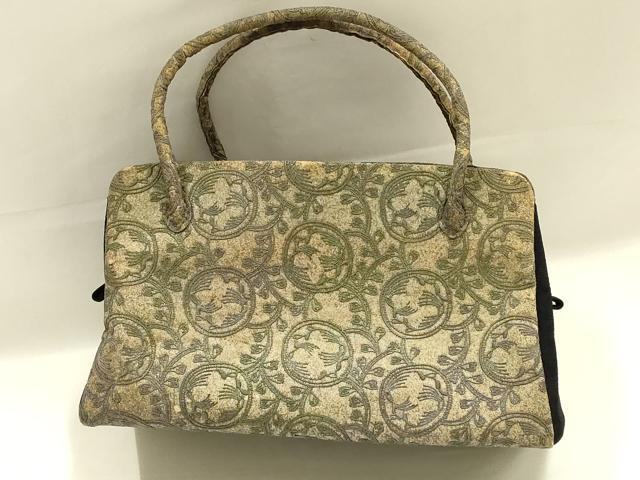 ■■■　サイズ　■■■ 【バッグ】 横　　　25cm 縦　　　15cm　取っ手込み　26.5cm 奥行き　12cm ■■■　商品詳細　■■■ 状態は参考画像のように所々に薄い汚れ、擦れがございます。 大変上質な逸品になります。 お安く出品致しますので、是非この機会にいかがでしょうか？ ■■■　注意事項　■■■ ■モニター発色の具合により色合いが異なる場合がございます。 ■寸法は多少の誤差が生じる場合がございますのでご了承ください。 ■縫込みの長さが左右非対称の場合は短い部分を記載しております。 左右非対称であってもご返品・お値引き等の保証は出来かねますので、ご了承の上ご購入をお願い致します。 ■シミ等のチェックには注意を払っておりますが、見落としがある場合もございますし、個人の見解も様々ですので神経質な方のご購入はお控えください。 ■箪笥に入っておりました着物や帯なので畳みシワや匂いがあるものもございます。 ■お休みは基本的に土日祝となりますが、その他臨時でお休みする場合がございますのでご了承ください。 ■商品の発送は平日のみの発送となります。 ■夜間と土曜、日曜日はお問い合わせの回答が遅れる場合がございます。 ■当店では、お直し、紋入れ、お手入れ等は承っておりません。 ■生地の状態（ヤケ、経年劣化等）によってはサイズ直しが出来ない場合がございます。 その点もどうかご了承のうえ、ご購入をお願いいたします。 ■弊社で取り扱う商品は一点ものにつき、時期や在庫状況に応じて金額が変更となる場合がございます。 ■検針は行っておりません。予めご了承いただきますようお願いいたします。 ■【洗える着物】と記載のある商品におきましては、商品お届け後に洗濯を行ってしまってからのご返品にはご対応しかねます。 念の為、専門店でのお手入れをお願いいたします。 ■写真に写っている物が全てになります。それ以外の付属品はございませんのでご了承ください。 ■状態に関する写真につきましては、掲載可能な写真枚数に限りがあるため、各箇所につき1枚参考画像を掲載しております。 ■着物のサイズ目安は下記を参考ください↓ ＜女性着物＞　お端折り次第で＋5cm　−1cmが着用可能サイズ 　例）身丈170cmの場合、身長160cm〜175cm ＜男性着物＞　身丈＋約25cm〜27cm程が適応身長 　例）身丈155cmの場合、身長180〜182cm