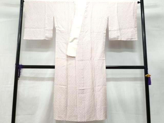 ■■■　サイズ　■■■ 身丈 132cm（肩から） 裄丈 67cm 袖丈 46.5cm　縫込み 3.5cm 袖幅 33.5cm 前幅 26.5cm 後幅 31cm 着物縫いこみ 内揚げ 1cm 裄 お袖側 約1.5cm　身頃側 約0cm ■■■　商品詳細　■■■ 【正絹】 状態は画像を添付しておりますので、そちらをご確認下さいますよう宜しくお願い致します。 大変上質な逸品になります。 お安く出品致しますので、是非この機会にいかがでしょうか？ ■■■　注意事項　■■■ ■モニター発色の具合により色合いが異なる場合がございます。 ■寸法は多少の誤差が生じる場合がございますのでご了承ください。 ■縫込みの長さが左右非対称の場合は短い部分を記載しております。 左右非対称であってもご返品・お値引き等の保証は出来かねますので、ご了承の上ご購入をお願い致します。 ■シミ等のチェックには注意を払っておりますが、見落としがある場合もございますし、個人の見解も様々ですので神経質な方のご購入はお控えください。 ■箪笥に入っておりました着物や帯なので畳みシワや匂いがあるものもございます。 ■お休みは基本的に土日祝となりますが、その他臨時でお休みする場合がございますのでご了承ください。 ■商品の発送は平日のみの発送となります。 ■夜間と土曜、日曜日はお問い合わせの回答が遅れる場合がございます。 ■当店では、お直し、紋入れ、お手入れ等は承っておりません。 ■生地の状態（ヤケ、経年劣化等）によってはサイズ直しが出来ない場合がございます。 その点もどうかご了承のうえ、ご購入をお願いいたします。 ■弊社で取り扱う商品は一点ものにつき、時期や在庫状況に応じて金額が変更となる場合がございます。 ■検針は行っておりません。予めご了承いただきますようお願いいたします。 ■【洗える着物】と記載のある商品におきましては、商品お届け後に洗濯を行ってしまってからのご返品にはご対応しかねます。 念の為、専門店でのお手入れをお願いいたします。 ■着物のサイズ目安は下記を参考ください↓ ＜女性着物＞　お端折り次第で＋5cm　−1cmが着用可能サイズ 　例）身丈170cmの場合、身長160cm〜175cm ＜男性着物＞　身丈＋約25cm〜27cm程が適応身長 　例）身丈155cmの場合、身長180〜182cm